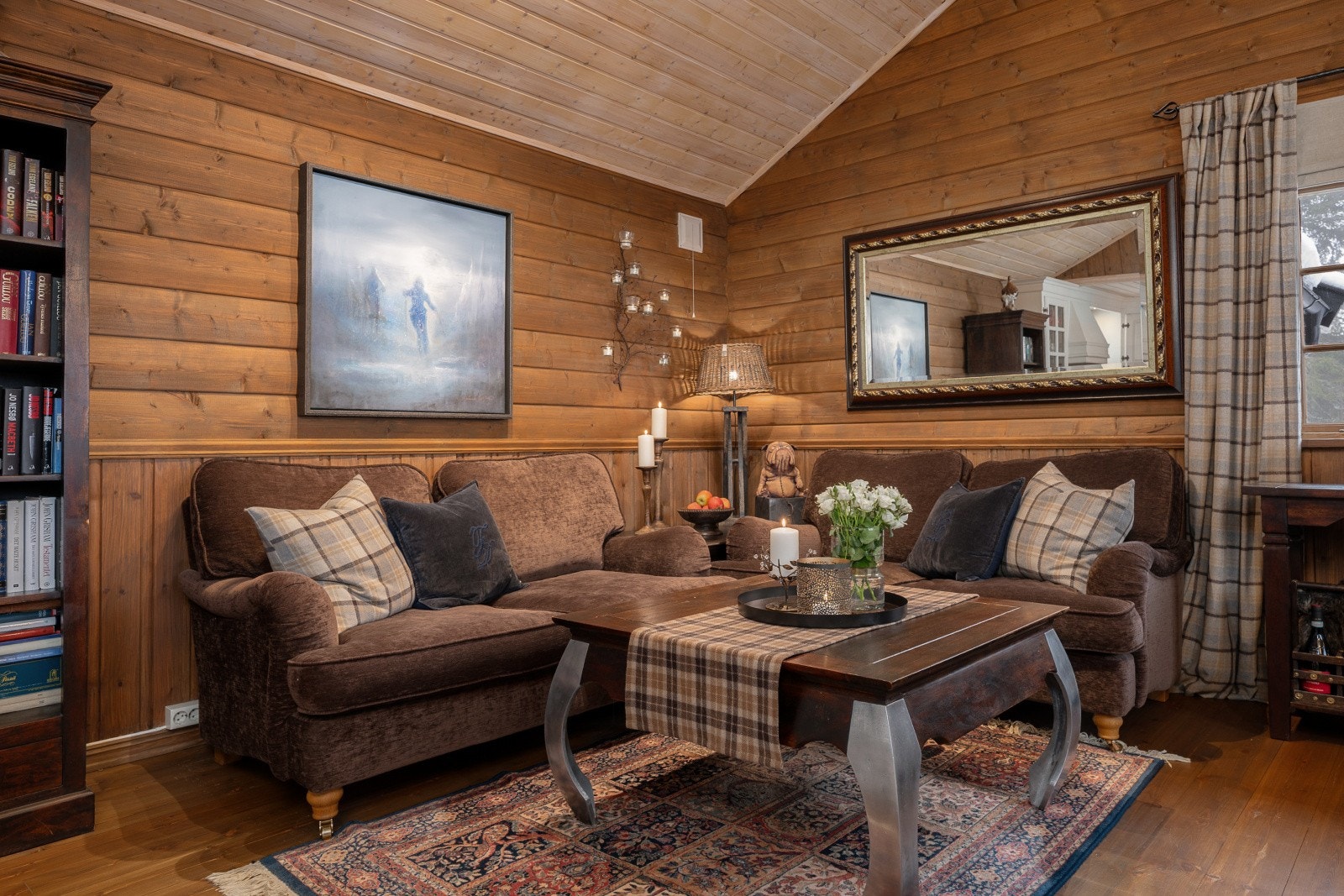 Hytta er gjennomgående med tregulv og beiset trepanel på veggene, noe som gir et helhetlig og lunt uttrykk. Galleribilde