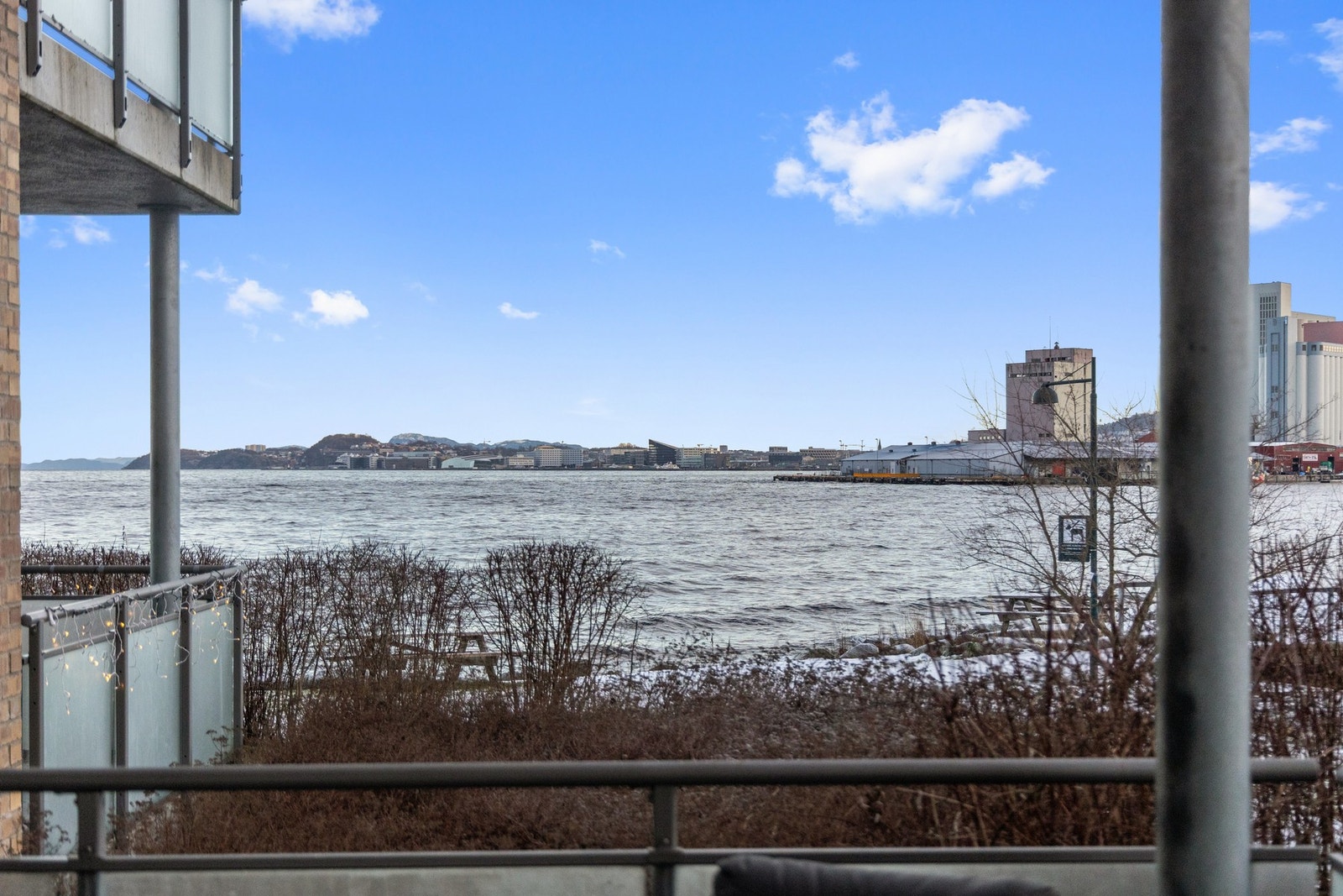 Bygget ligger i enden av en blindvei med lite trafikk. Galleribilde