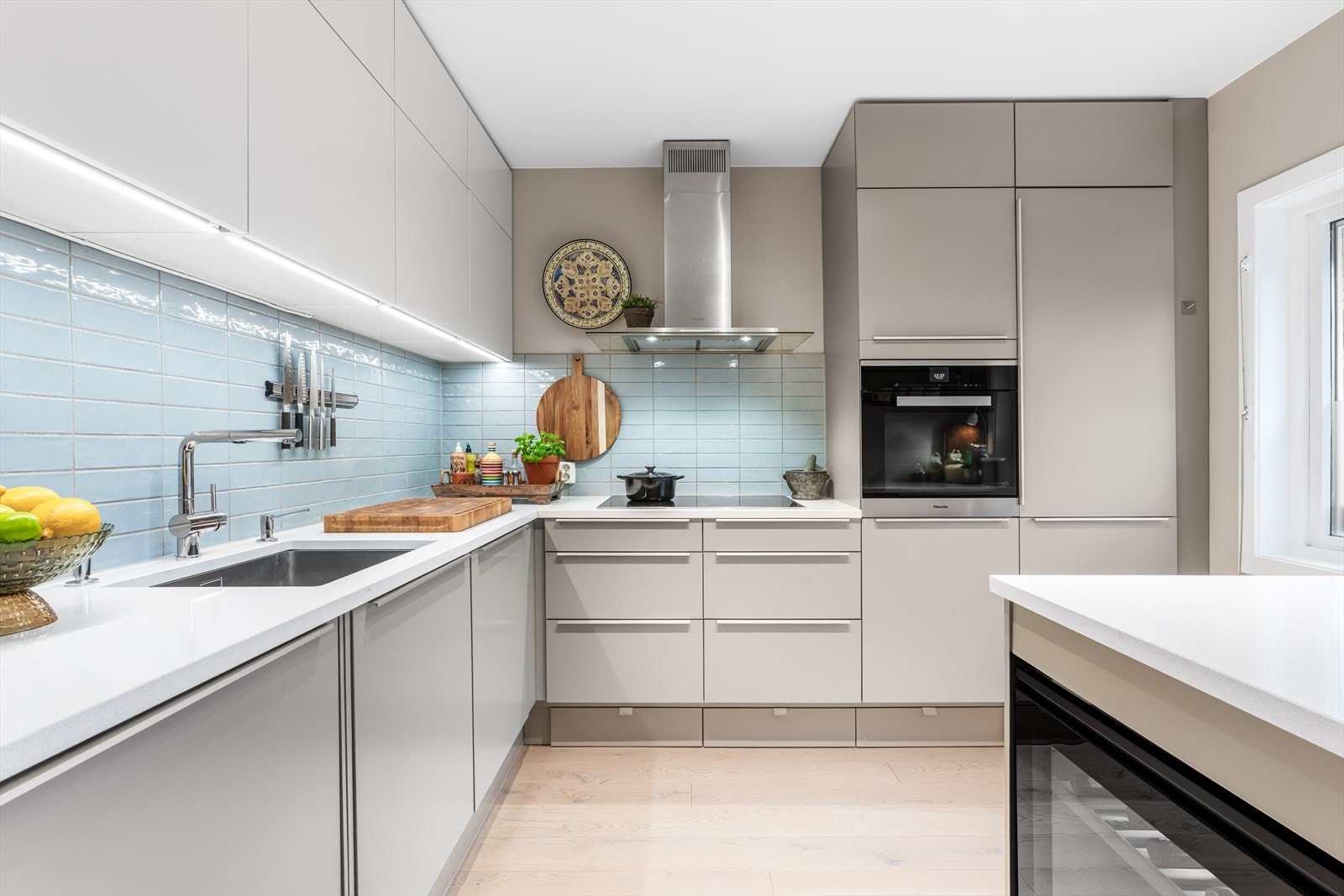 Kjøkkenet ble oppgradert i 2017 med stilrent HTH-innredning. Galleribilde