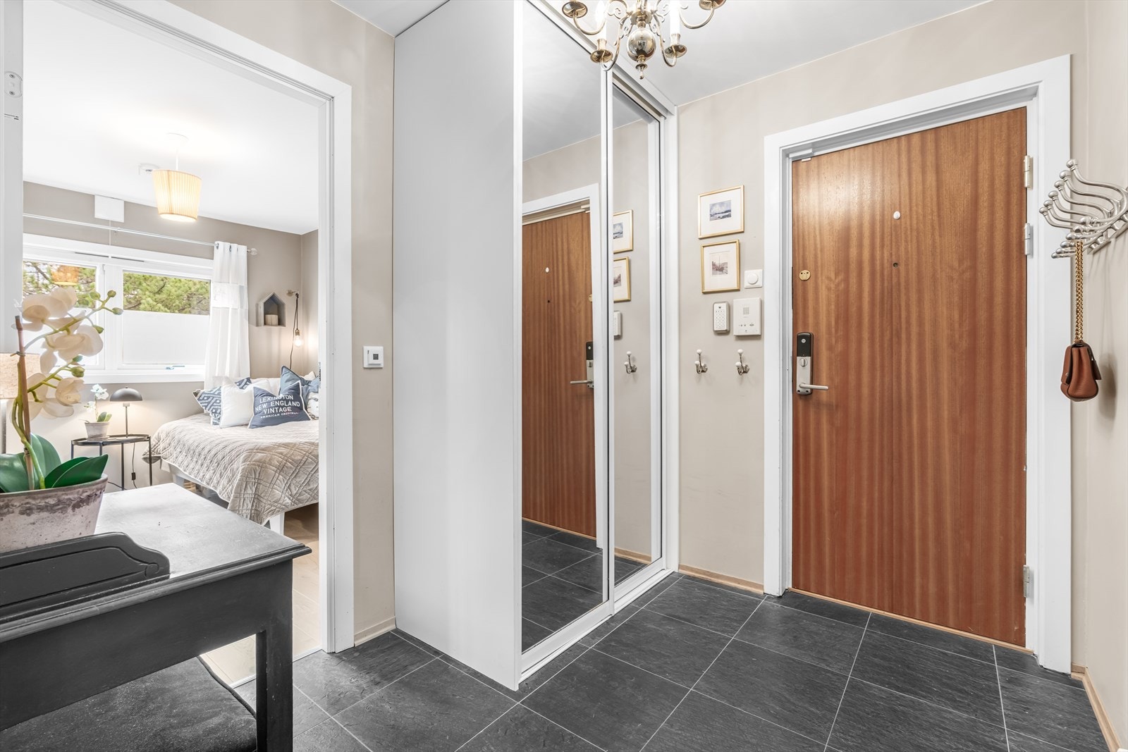 Lys entré med god plass til skyvedørsgarderobe. Galleribilde