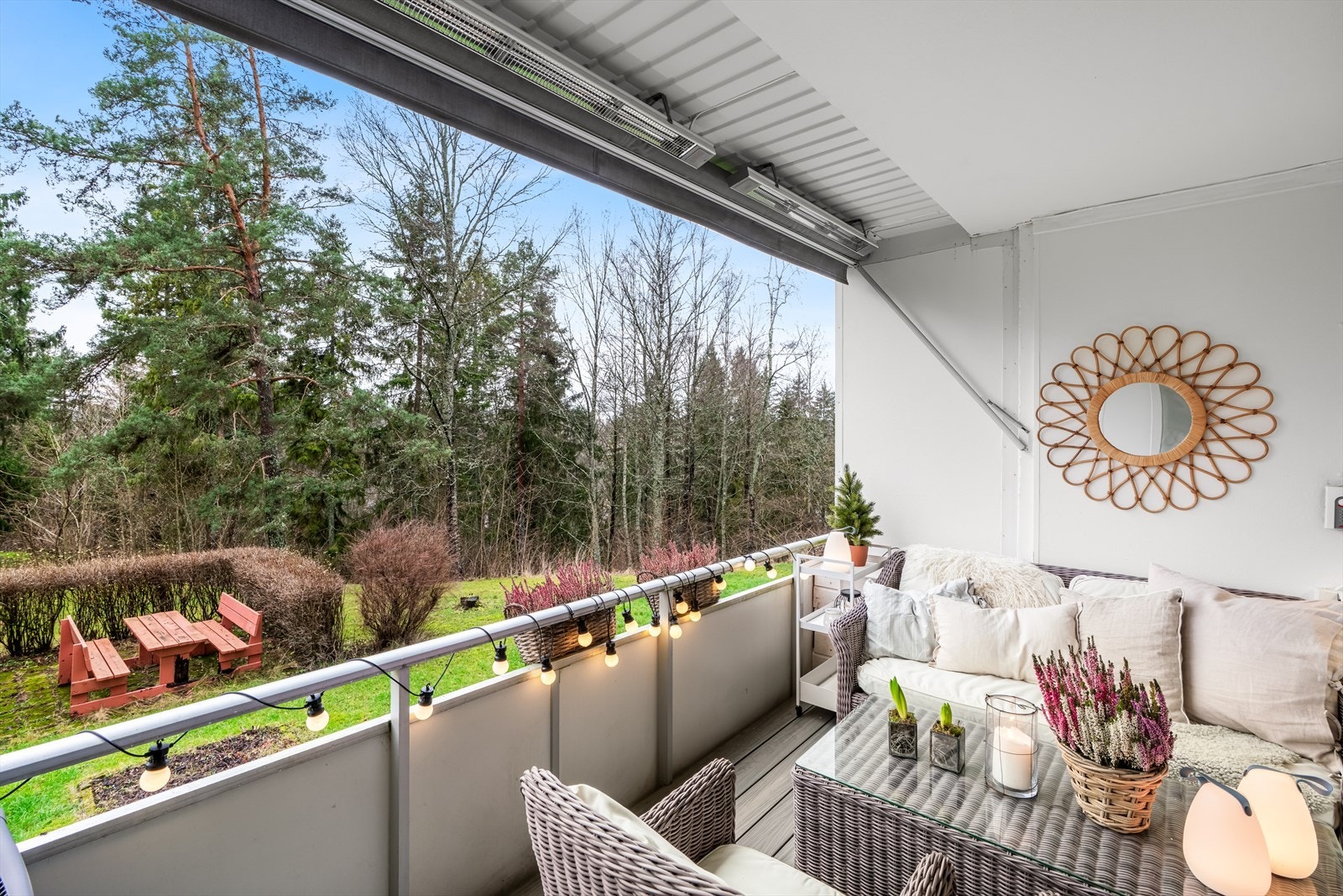 Fra stuen kommer du ut på denne herlige sør-vestvendte balkongen på ca. 8 kvm. Galleribilde