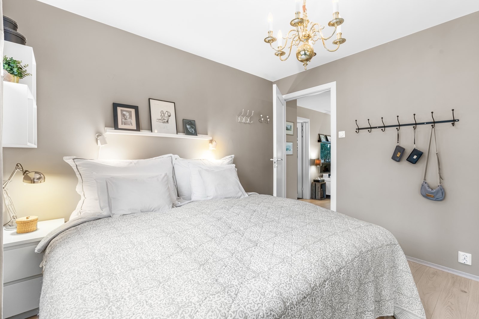 Veggene har malte overflater som gir et rent uttrykk med enkel vedlikehold. Galleribilde