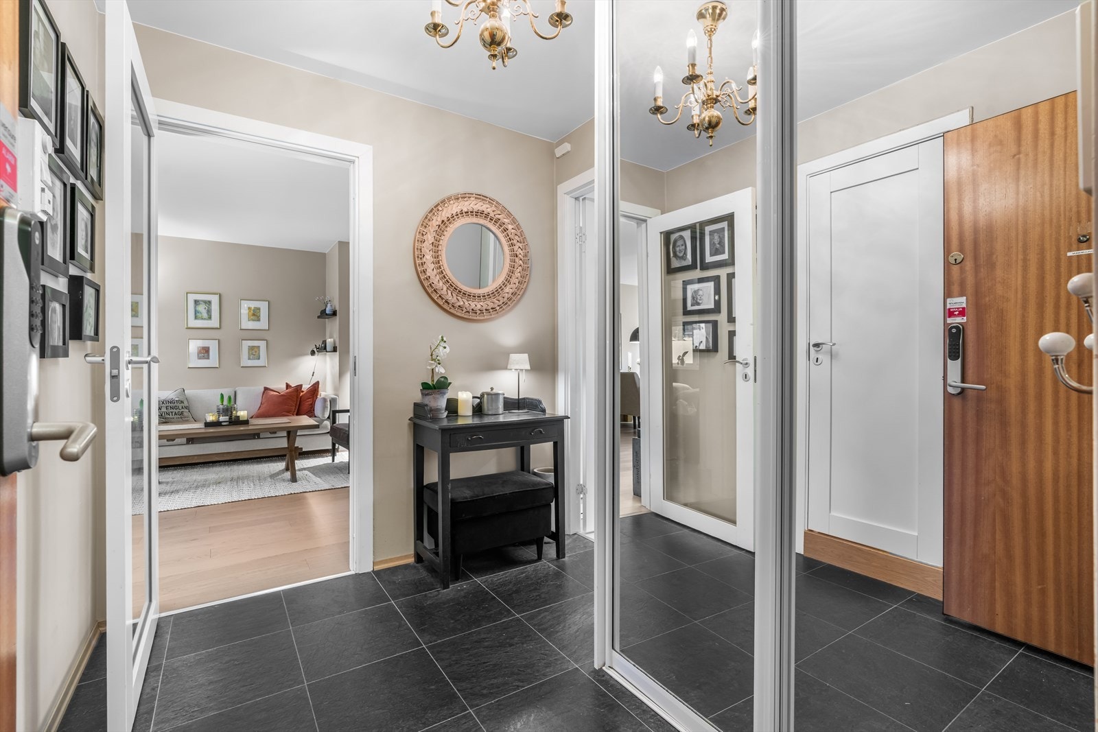 Gulvet i entréen har Otta-skifer med gulvvarme. Galleribilde