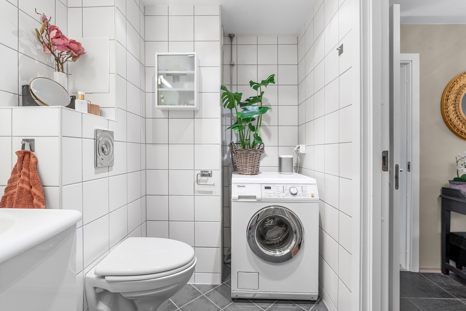 Flislagte overflater i tidløst design, med varme i gulvet og downlights i himling. Galleribilde