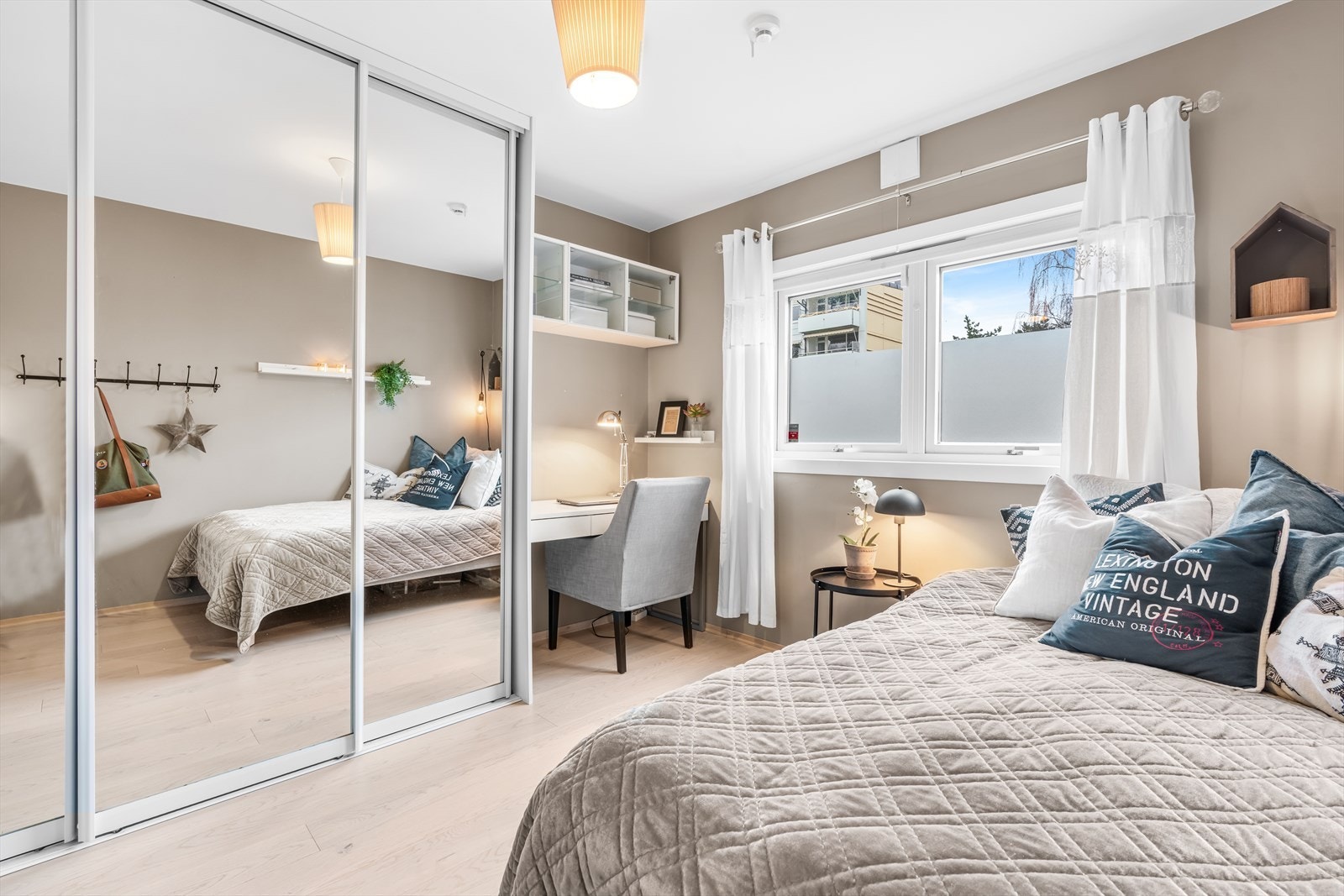 Begge soverom har skyvedørsgarderobe med speildører. Galleribilde