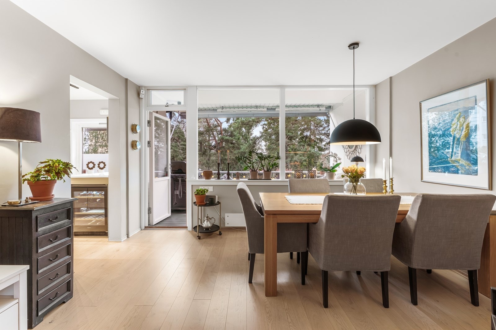 Store vindusflater gir godt lysinnslipp og utsikt til naturen. Galleribilde