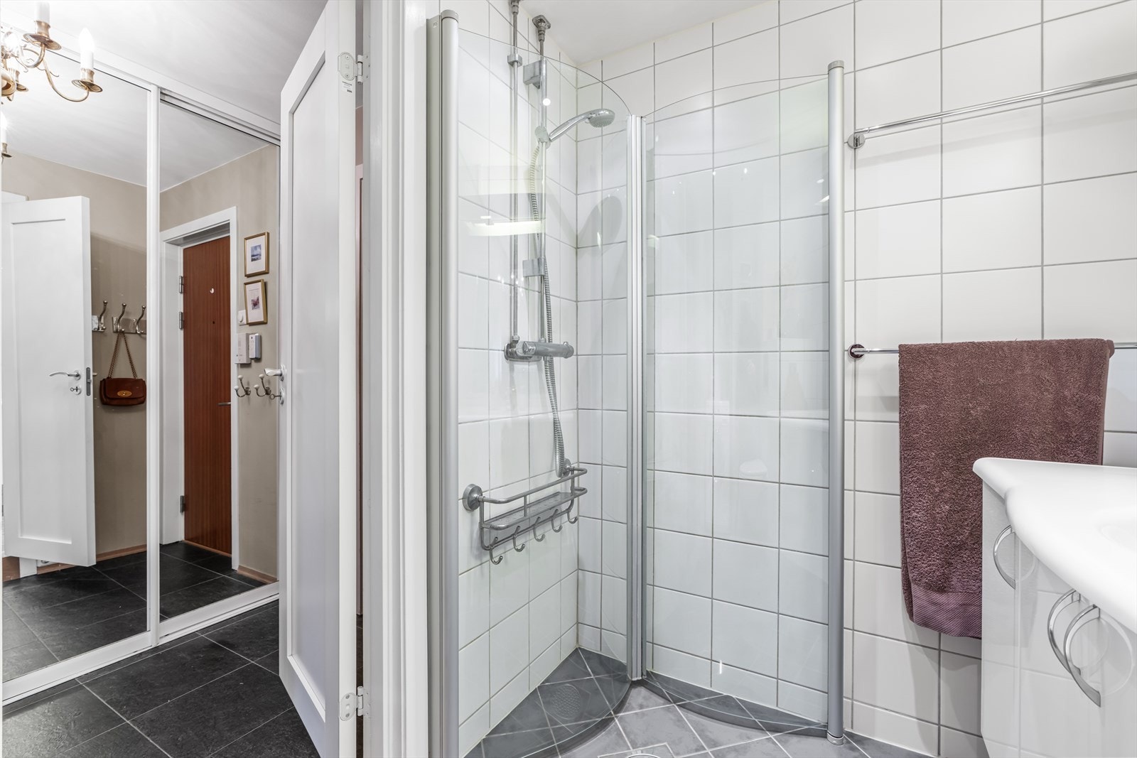 Badet er utstyrt med toalett, dusjhjørne, baderomsinnredning og opplegg til vaskemaskin. Galleribilde