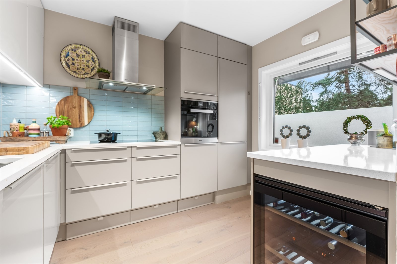 Innredning med glatte fronter og benkeplate av steinkompositt. Galleribilde