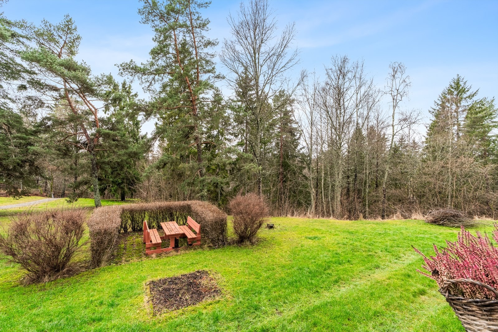 Borettslagets fellesområde er pent opparbeidet og har bla. sittebenker og lekeplass. Galleribilde