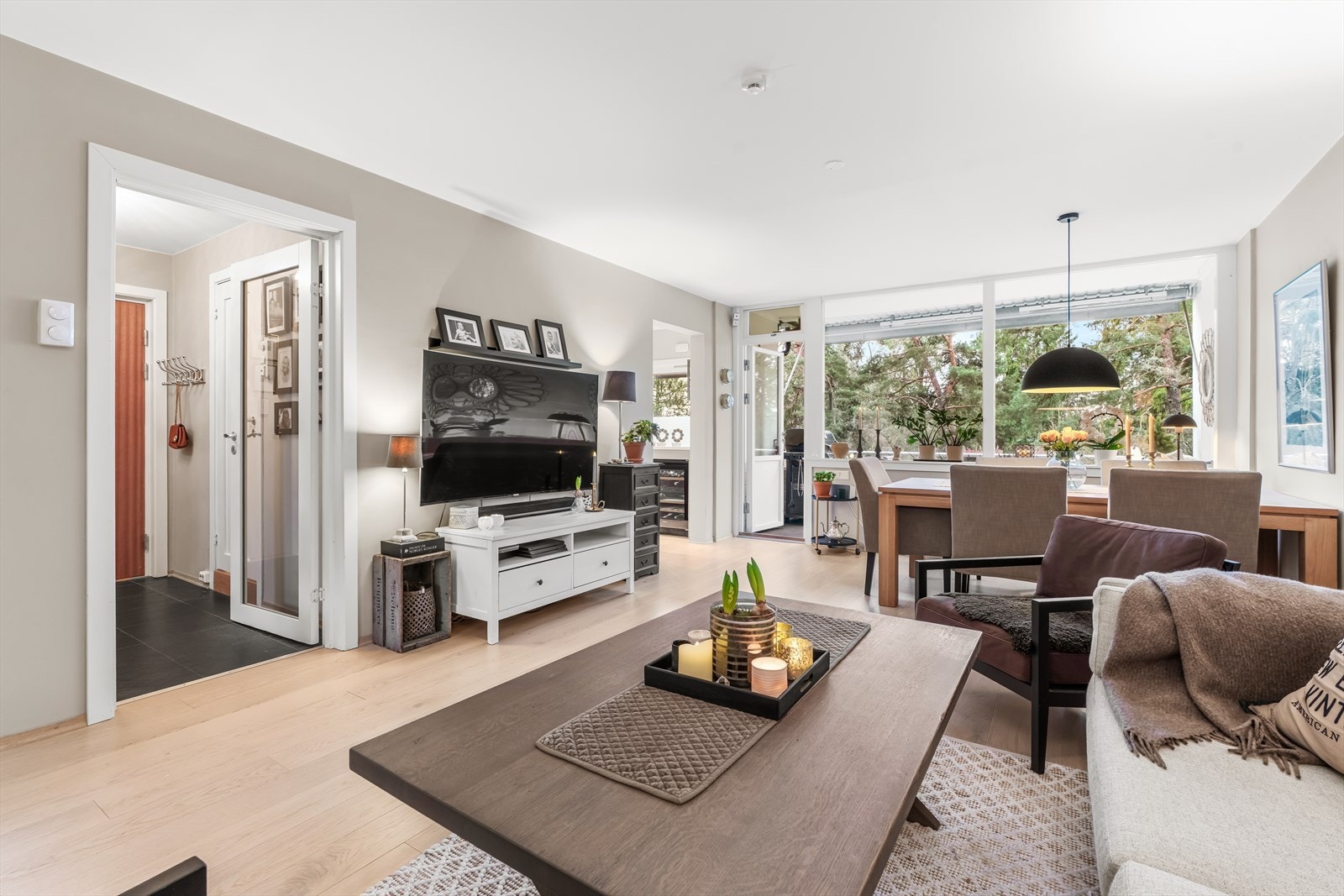 Leiligheten har bla. nyere gulv med gulvvarme i alle rom. Galleribilde