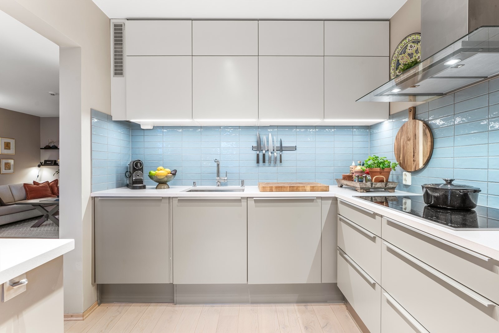 Kjøkkenet er utstyrt med induksjonstopp, stekeovn, oppvaskmaskin og kjøleskap. Galleribilde