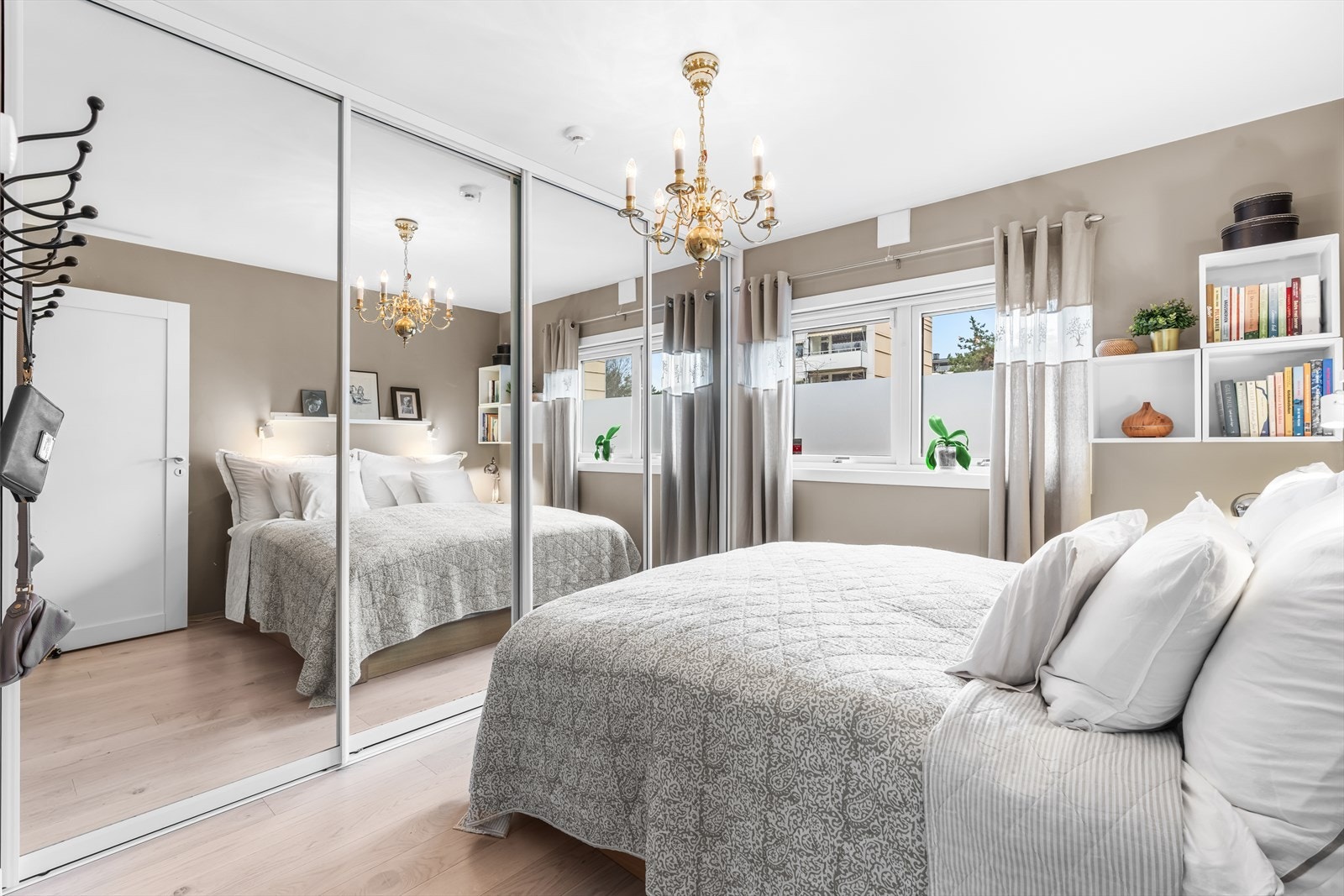 Skyvedørsgarderobe med speil gir romslig oppbevaring og økt lysrefleksjon. Galleribilde