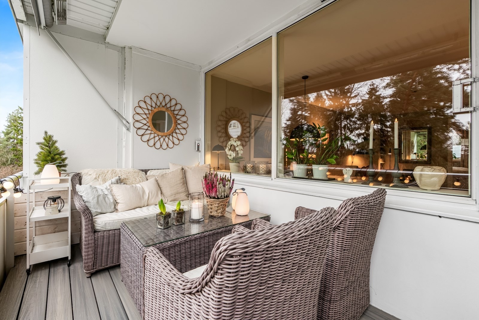 Balkongen er vendt ut mot et vakkert skogholt som gir både skjerming og et hyggelig utsyn. Galleribilde