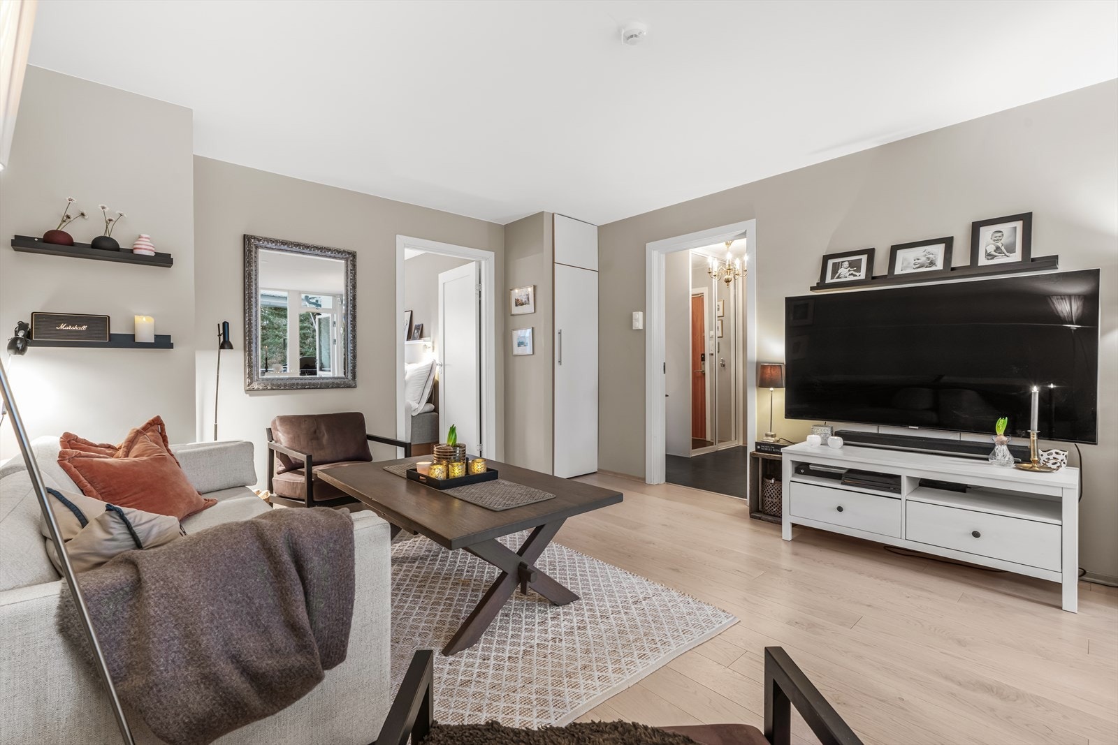 Stuen er designet for komfort og sosiale sammenkomster. Galleribilde