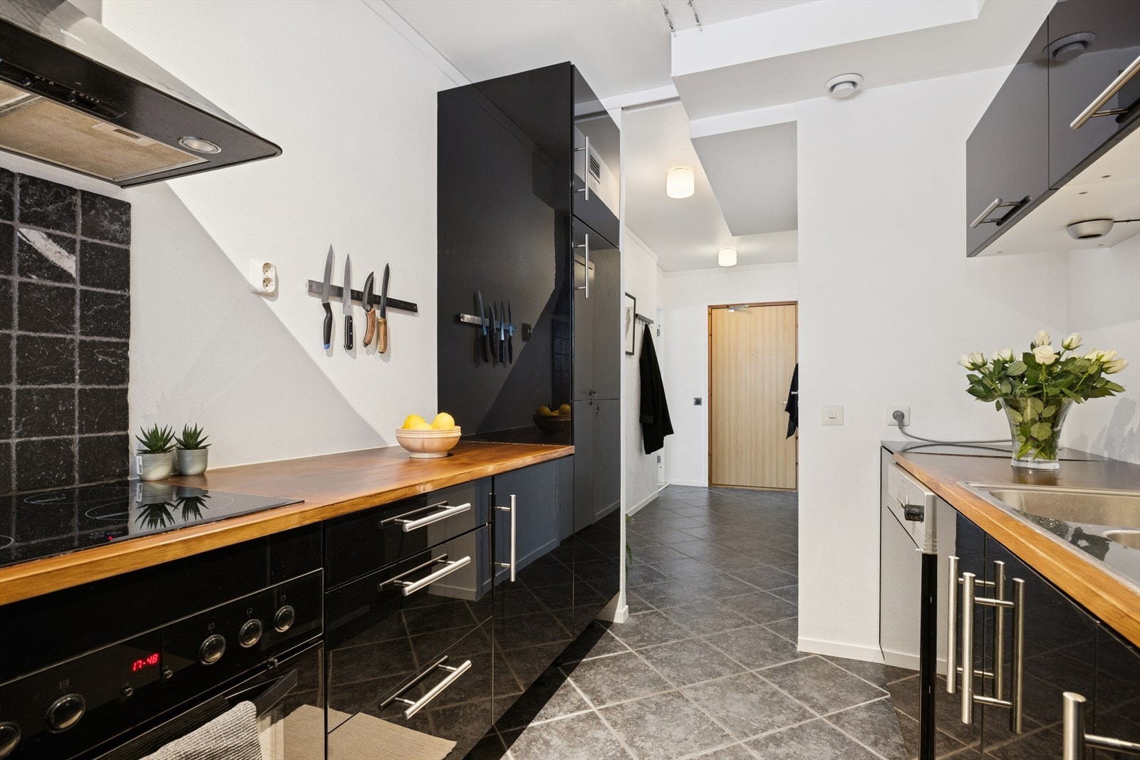 Pent og funksjonelt kjøkken med rikelig skapplass og moderne hvitevarer. Galleribilde