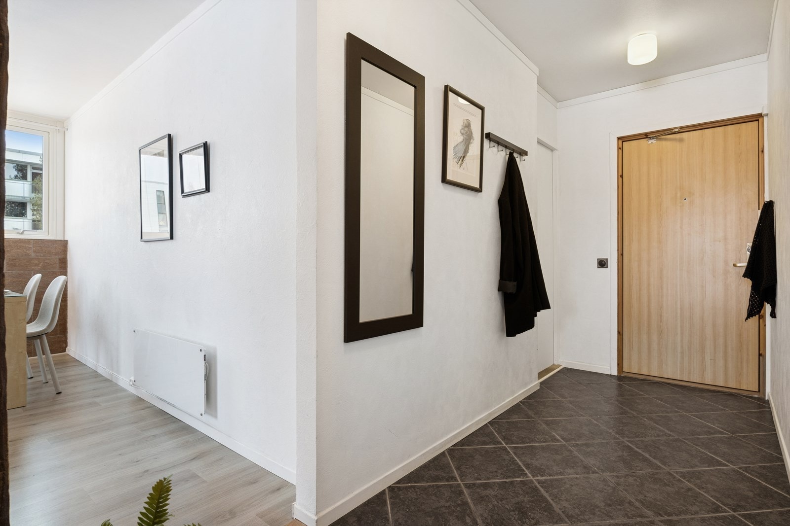 Fra boligen er det kort avstand til en rekke fasiliteter som butikksentre, bussholdeplasser og skoler. Galleribilde