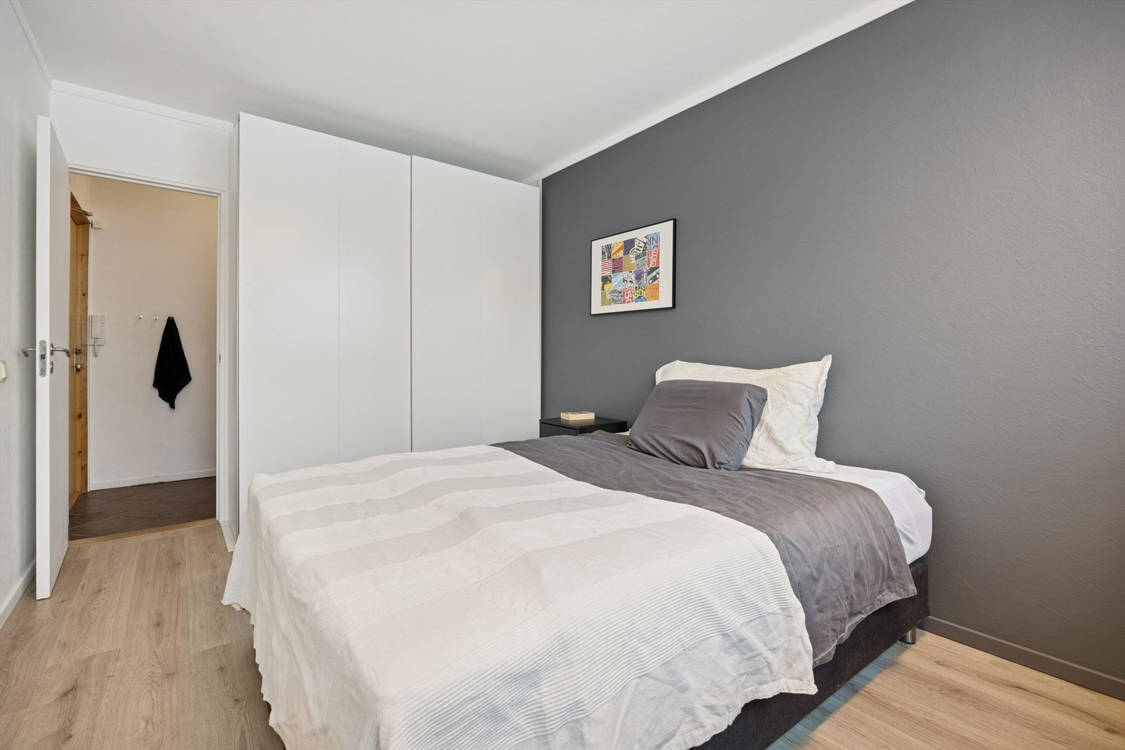 Det er rikelig med plass til garderobe, natttbord og pult. Galleribilde