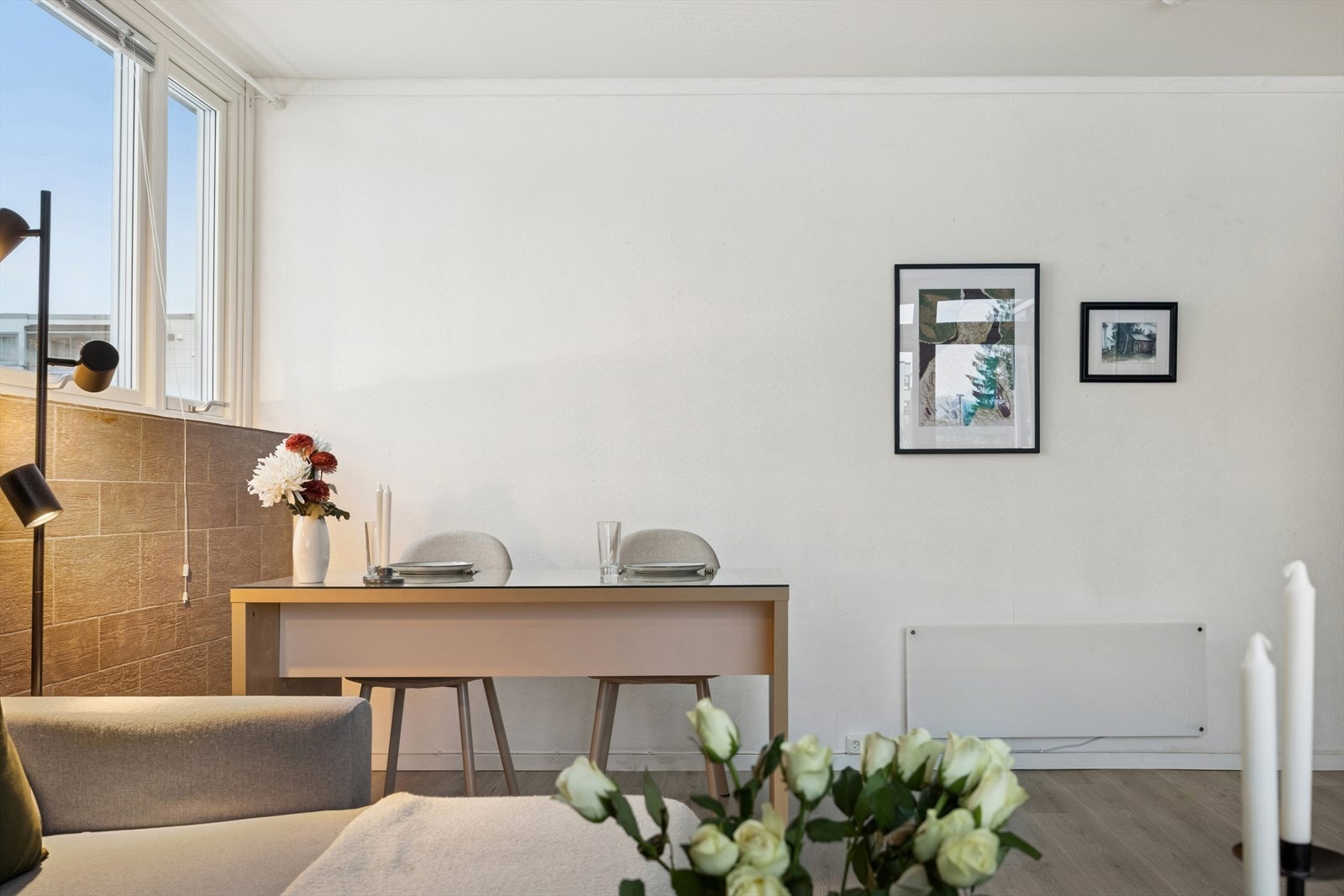 Det er parkeringsplass utenfor men også mulighet for å søke om leie av garasje hos borettslaget. Galleribilde