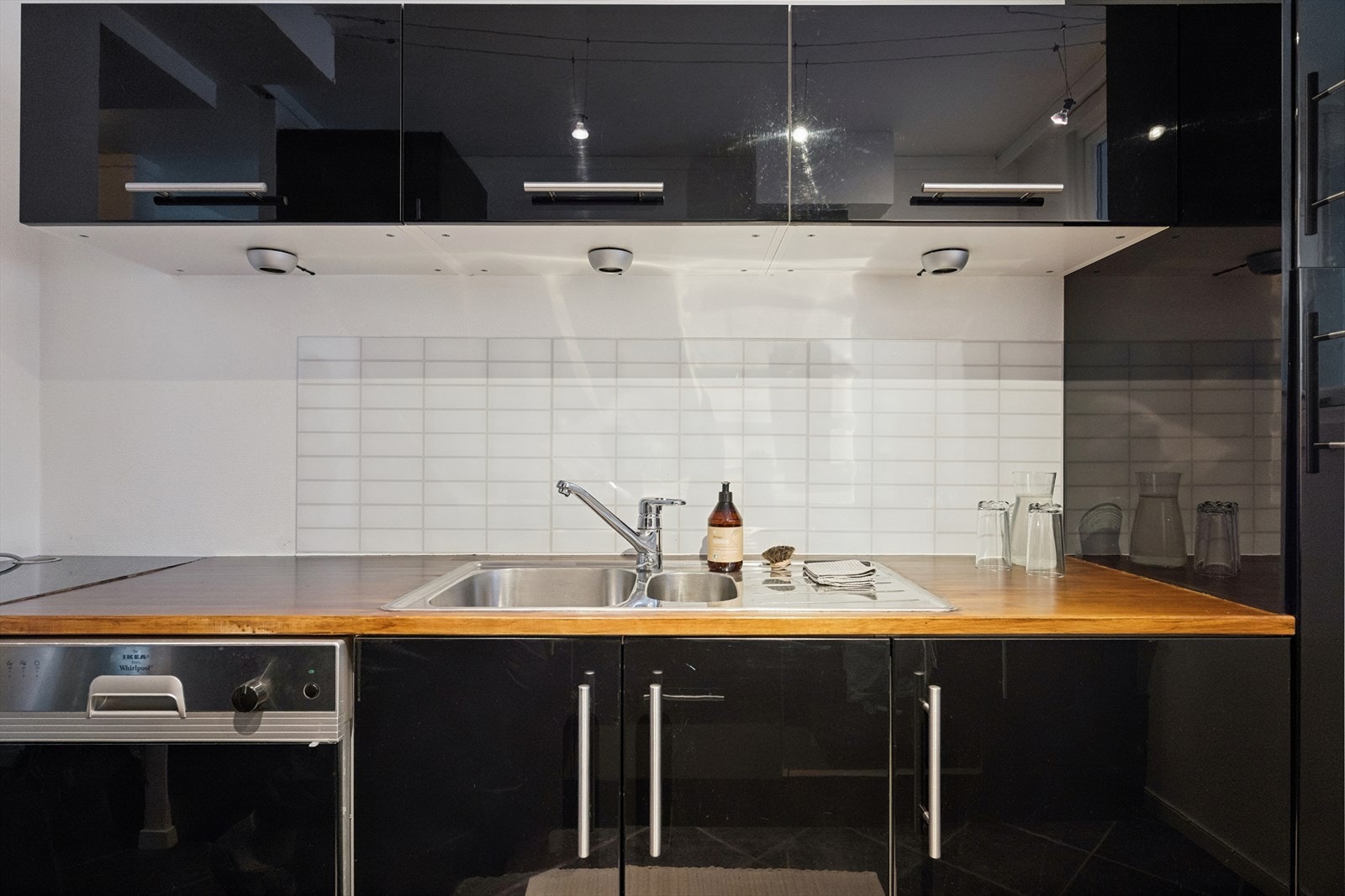 Kjøkkenet har folierte skrog med slette fronter og laminertbenkeplate. Galleribilde