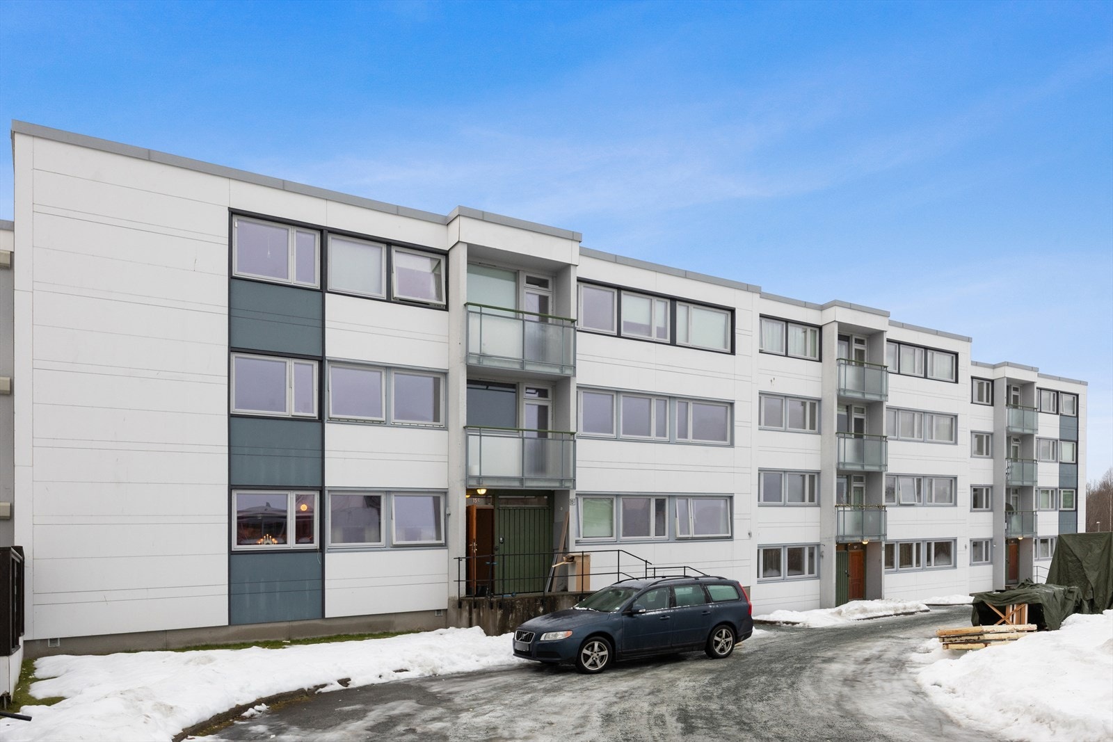 Leiligheten disponerer 3 boder, 2 i kjeller og en utenfor inngangsdøren i 2. etasje. Galleribilde