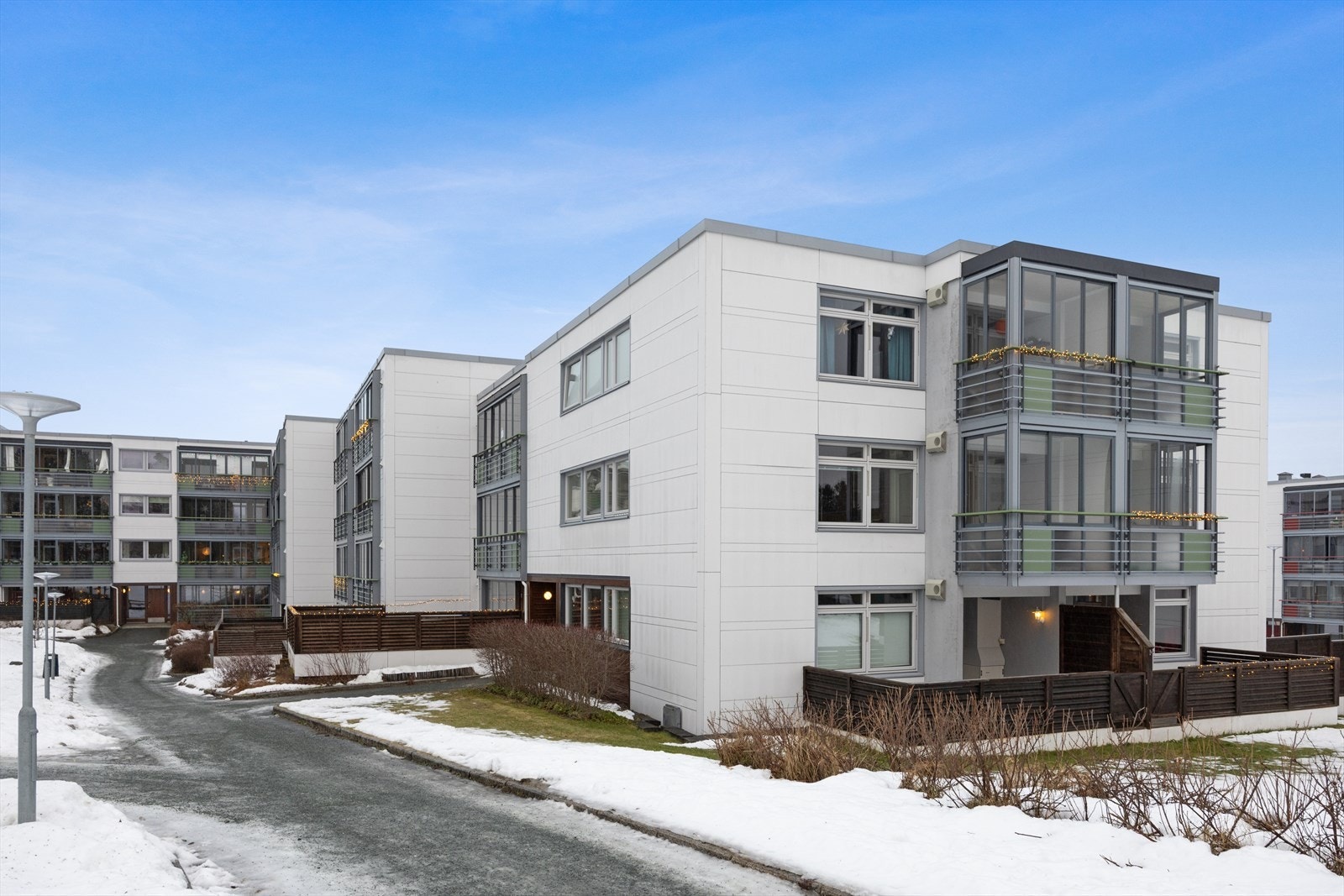 Leiligheten ligger sørvendt til med sikt over borettslaget fellesområdet og nabolaget. Galleribilde