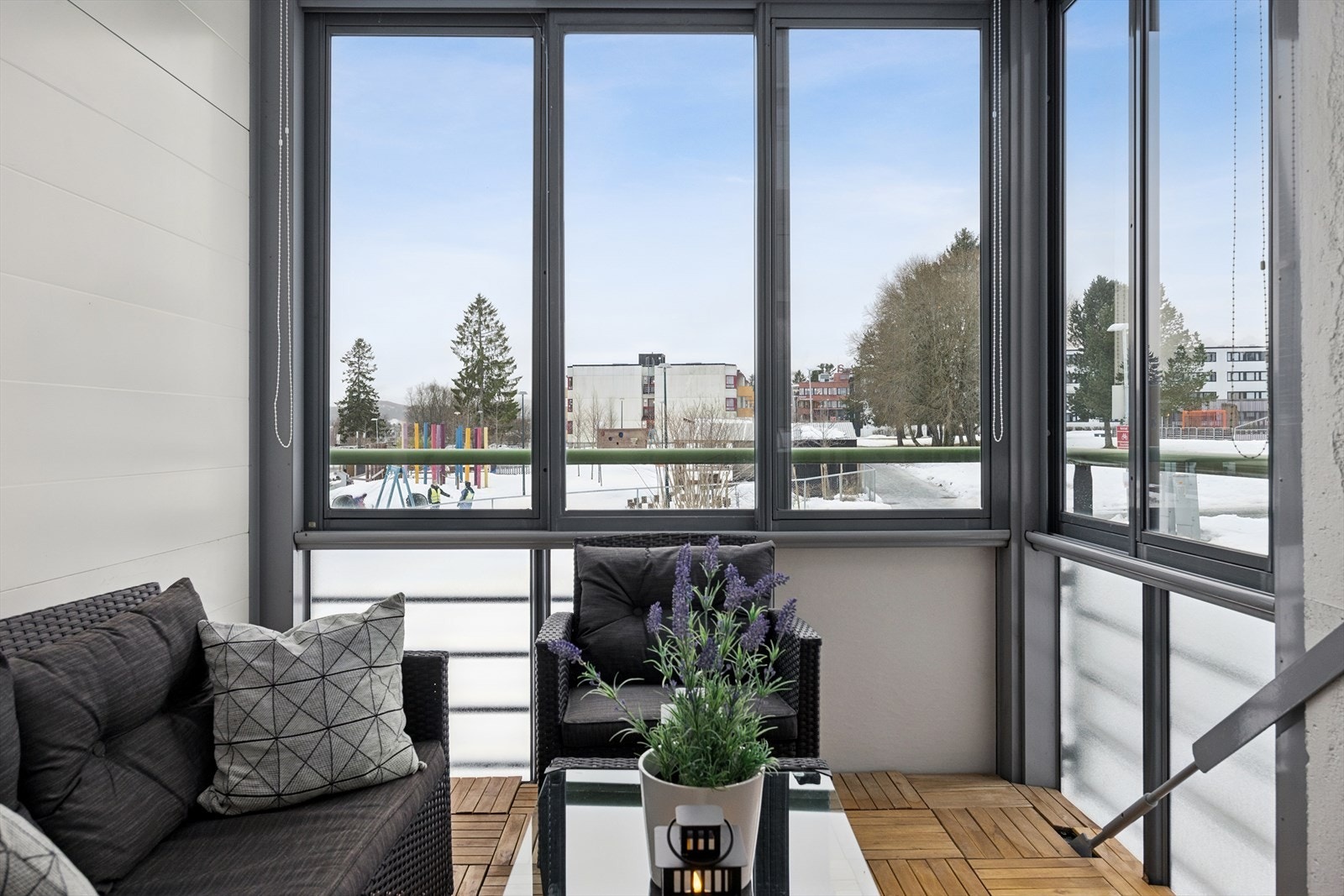 Direkte utgang til balkongen fra stuen gir en herlig forlengelse av oppholdsrommet. Galleribilde