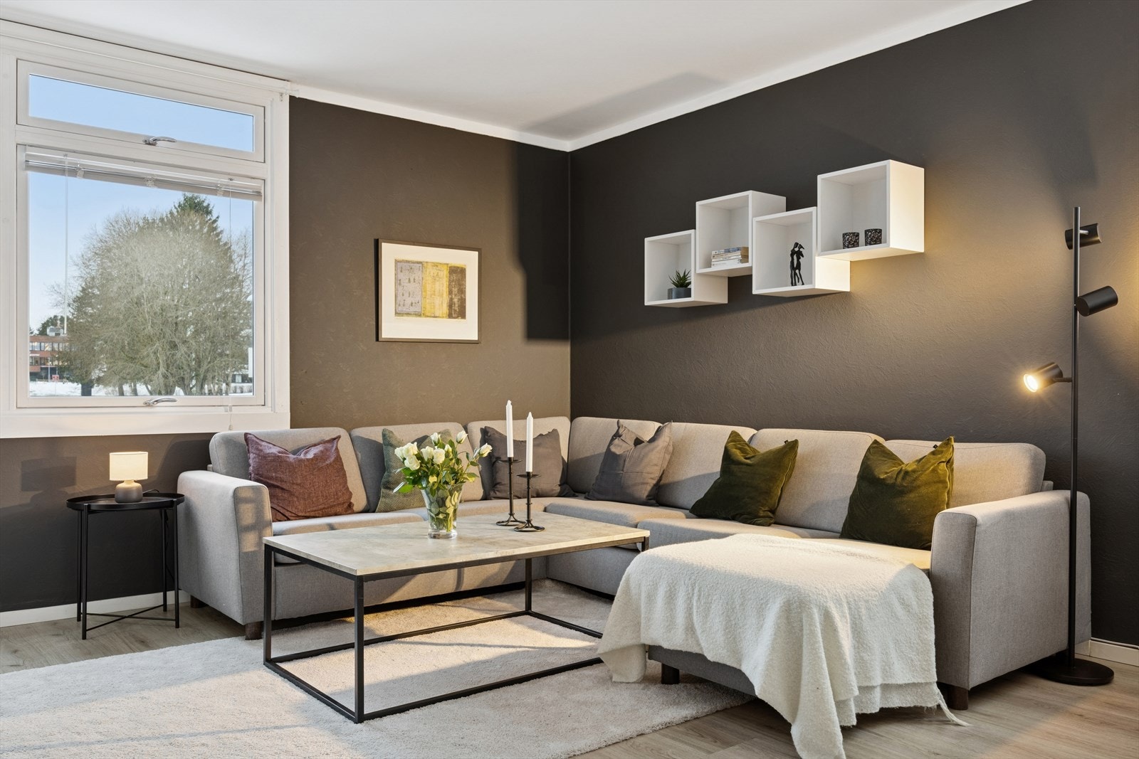 Leiligheten har en romslig stue med plass til en større sofagruppe og salongbord. Galleribilde