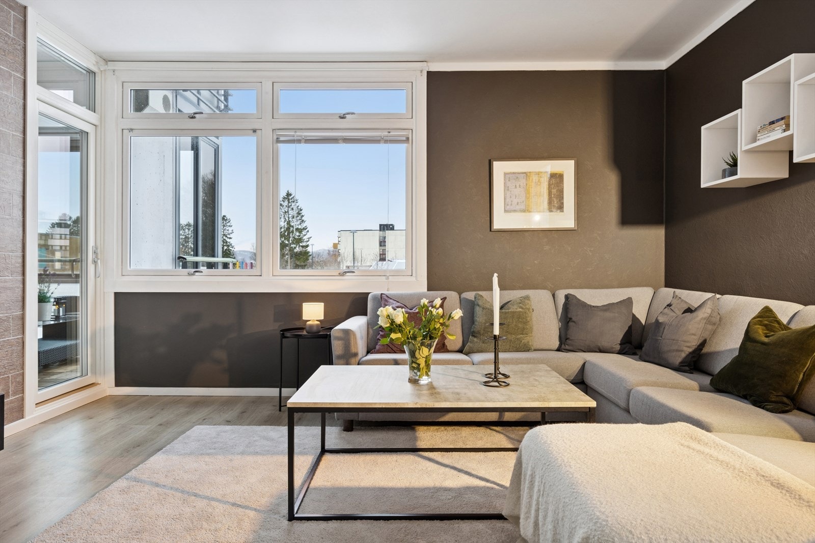 En stue som kombinerer stil og komfort. Galleribilde