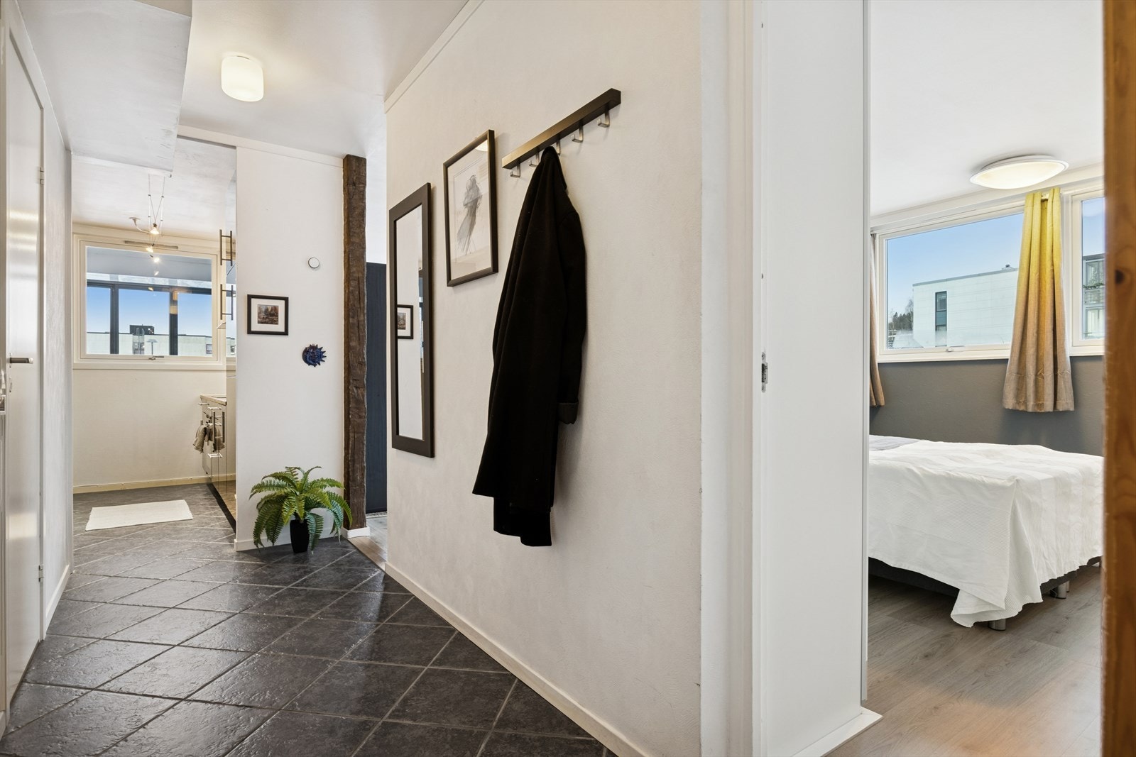 Leiligheten har en romslig entré med plass til sko og yttertøy. Galleribilde