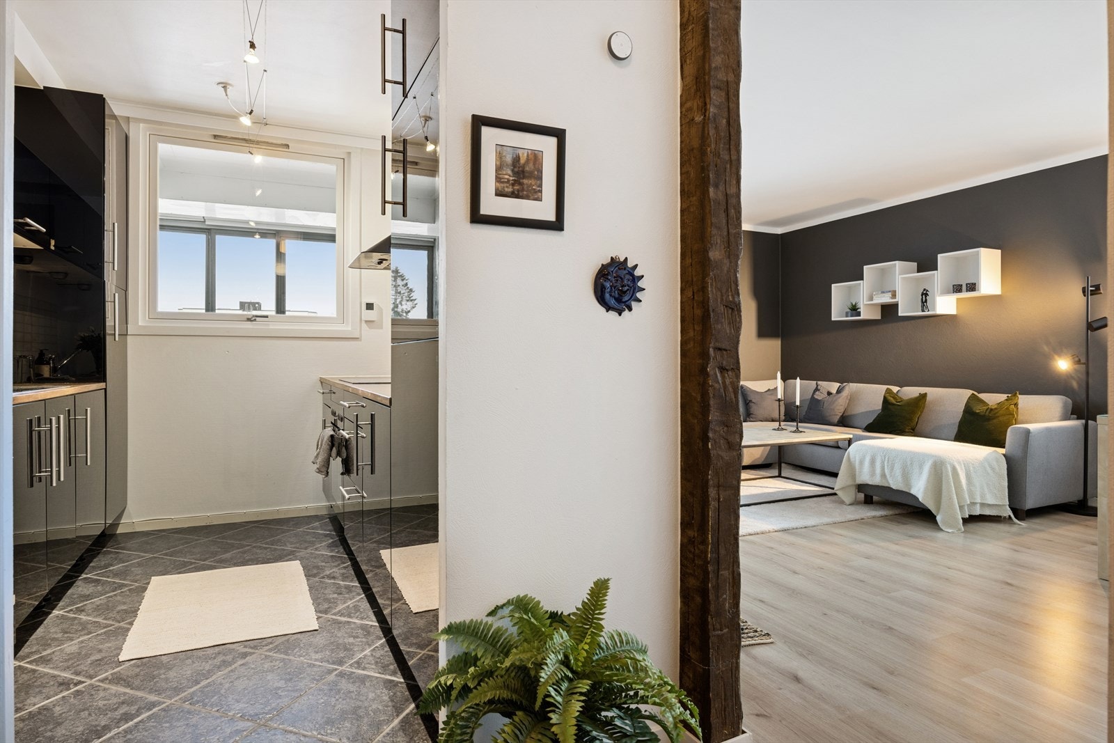 Kjøkkenet og stuen ligger vegg i vegg men med åpen løsning slik at det blir enkelt å servere! Galleribilde