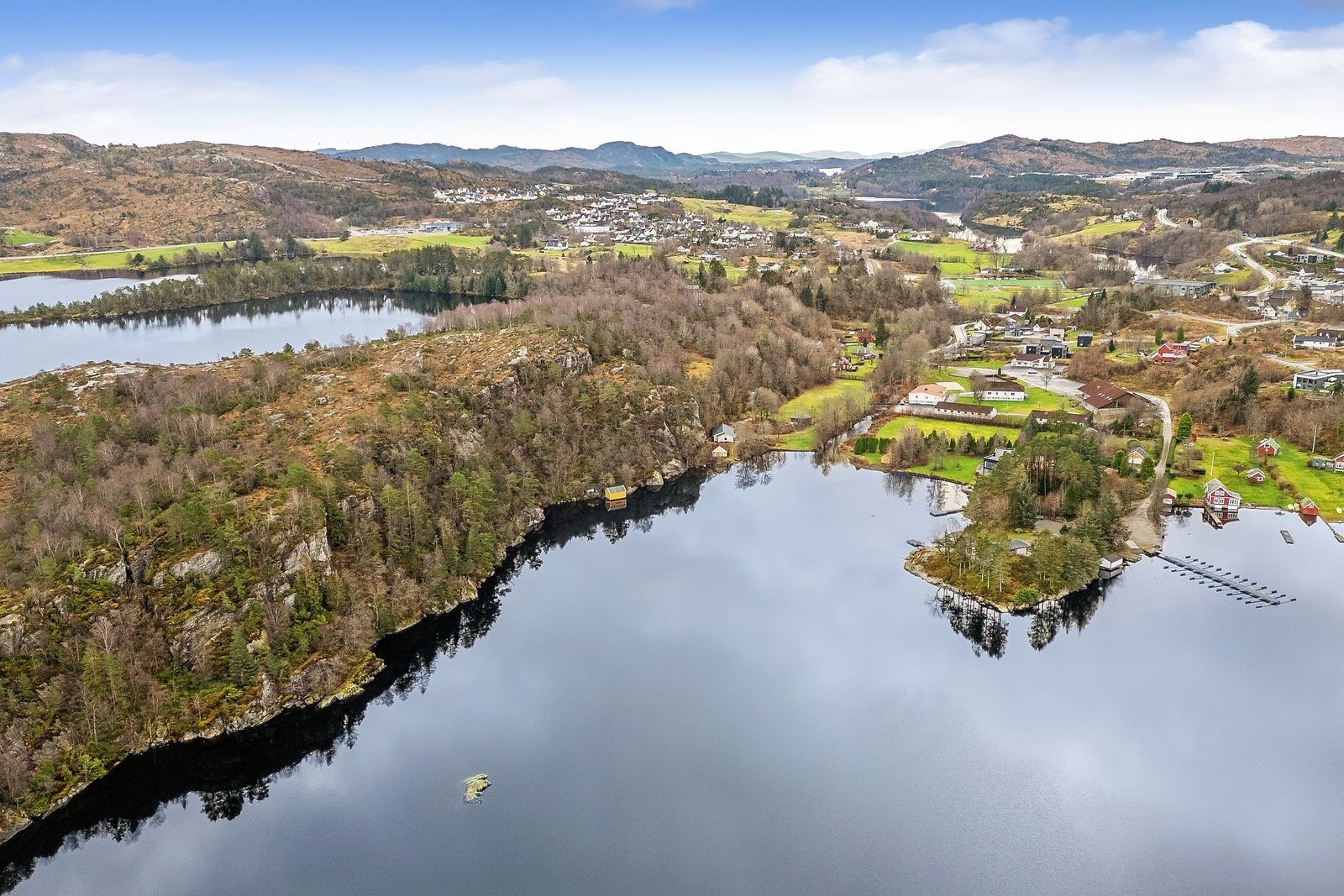 Idyllisk beliggenhet i hjertet av Tysvær - nær natur, skole og gode transportmuligheter! Galleribilde
