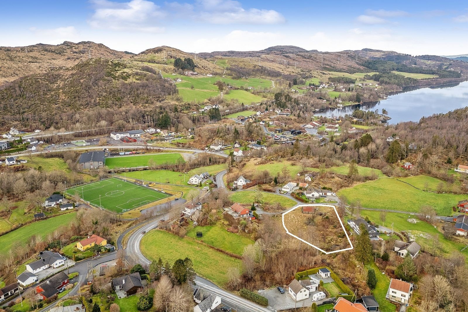 Bnr. 88 har et tomteareal på ca 2 857 kvm. Grensene er tegnet inn omtrentlig. Se vedlagt eiendomskart. Galleribilde