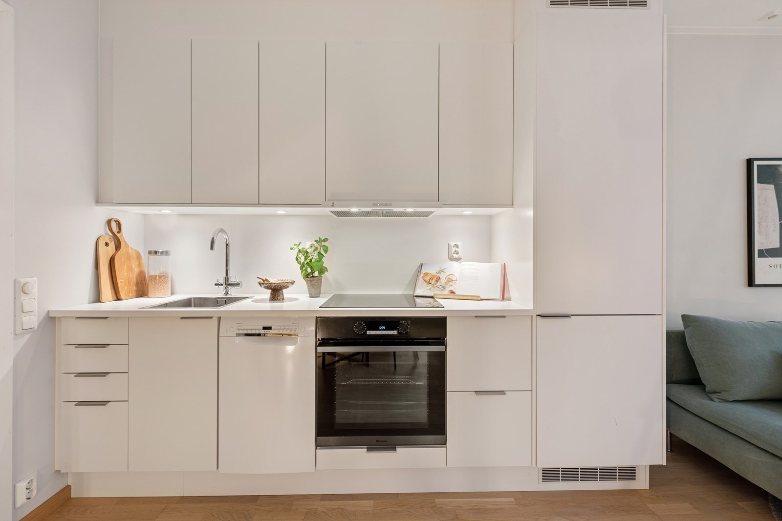 Kjøkkenet er utstyrt med platetopp, stekeovn og kjøl/frys, samt opplegg for en smal, frittstående oppvaskmaskin. Galleribilde