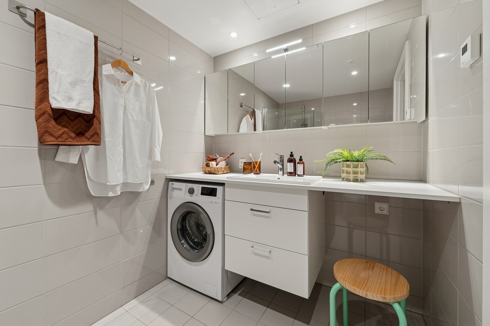 Rommet kombineres med vaskerom og har således plass med opplegg til vaskemaskin. Galleribilde