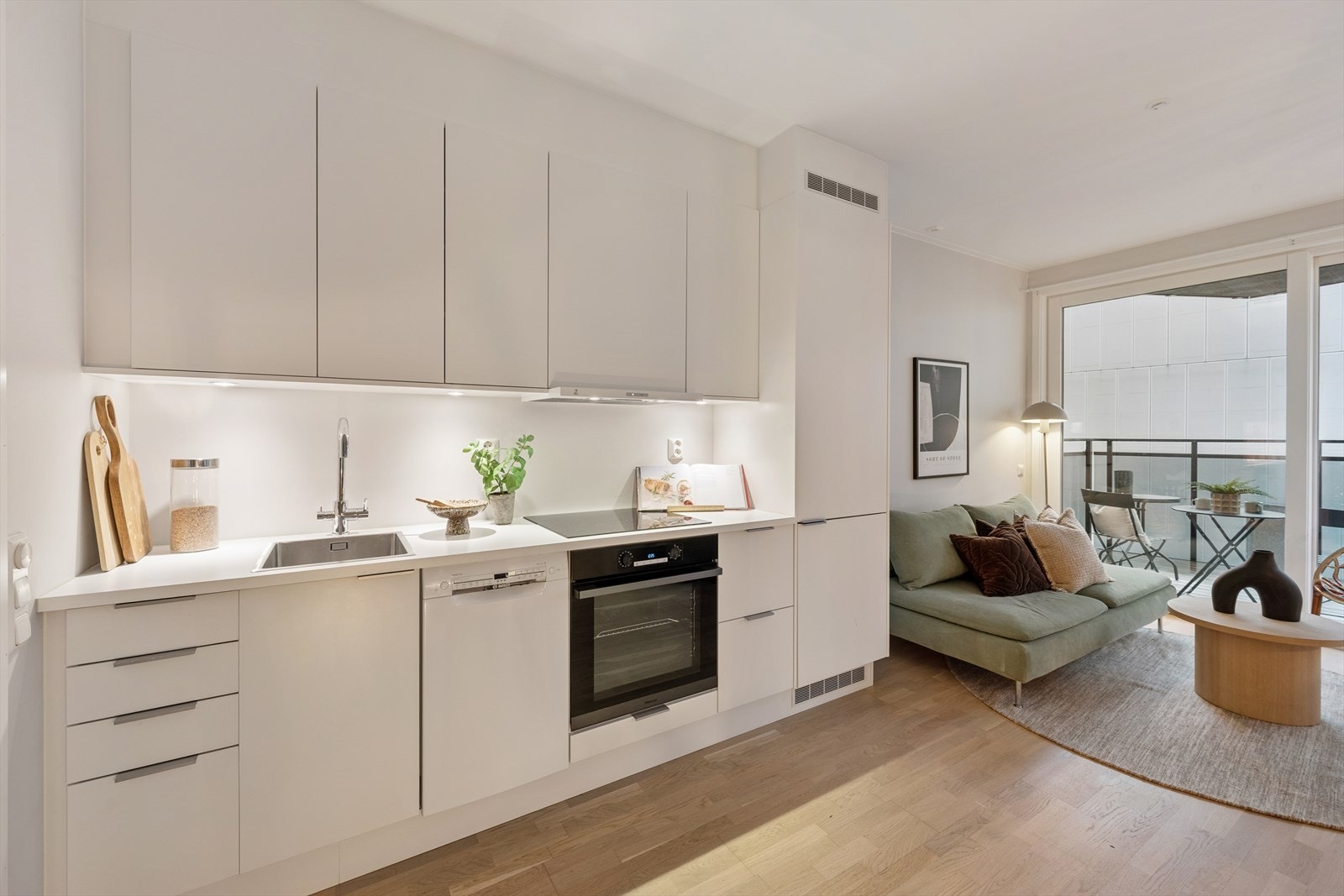 Innredningen består av skuffer og skap med glatte fronter. Galleribilde