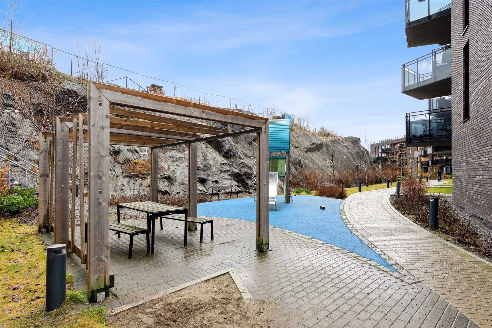 Flotte fellesområder med bla. lekeplass og pergola med sitteplasser. Galleribilde