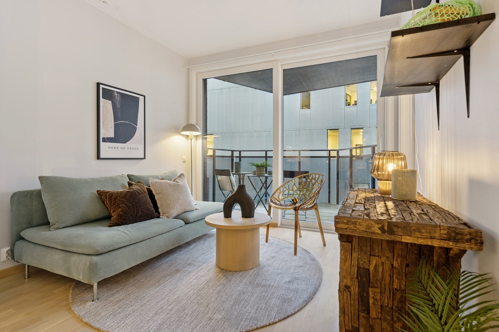 De store vinduene i stuen sørger for godt med dagslys. Galleribilde