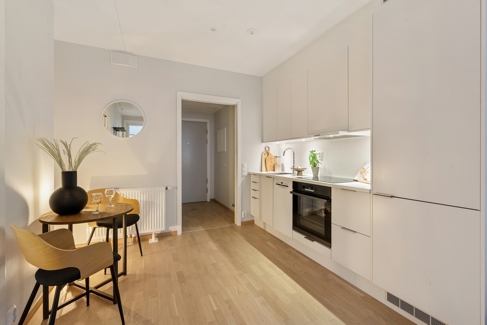 Kjøkken med stilren innredning fra Norema. Hvitevarene medfølger ved salg. Galleribilde