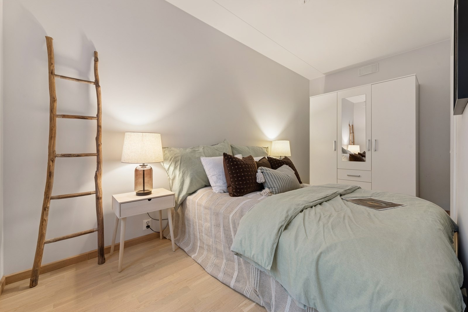 Rommet har plass til stor seng, tilpasset garderobeløsning og flere andre ønskede småmøbler. Galleribilde