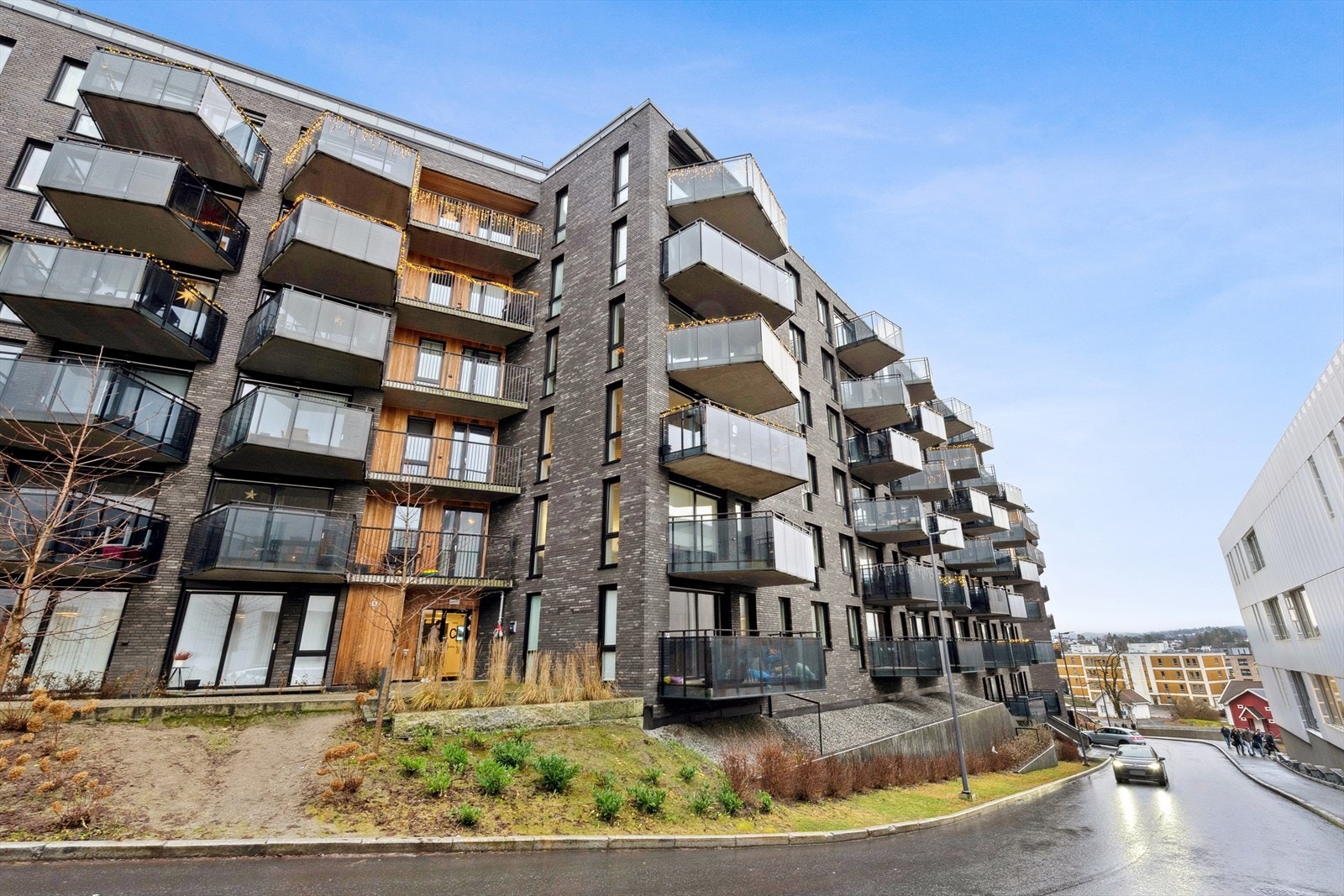 Leiligheten har en attraktiv beliggenhet i Snølia i populære Snøbyen i Lørenskog, like ved Lørenskog stasjon. Galleribilde