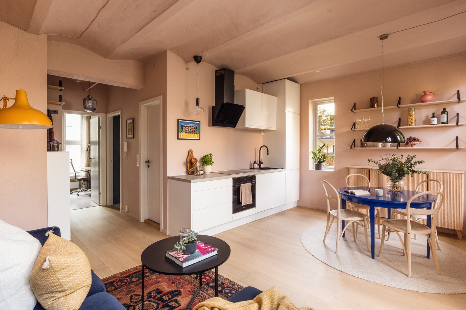 Kjøkkenet har nydelig innredning i hvit utførelse med glatte fronter, benkeplate i laminat fra IKEA og skapfronter fra Epoq montert i 2022. Galleribilde