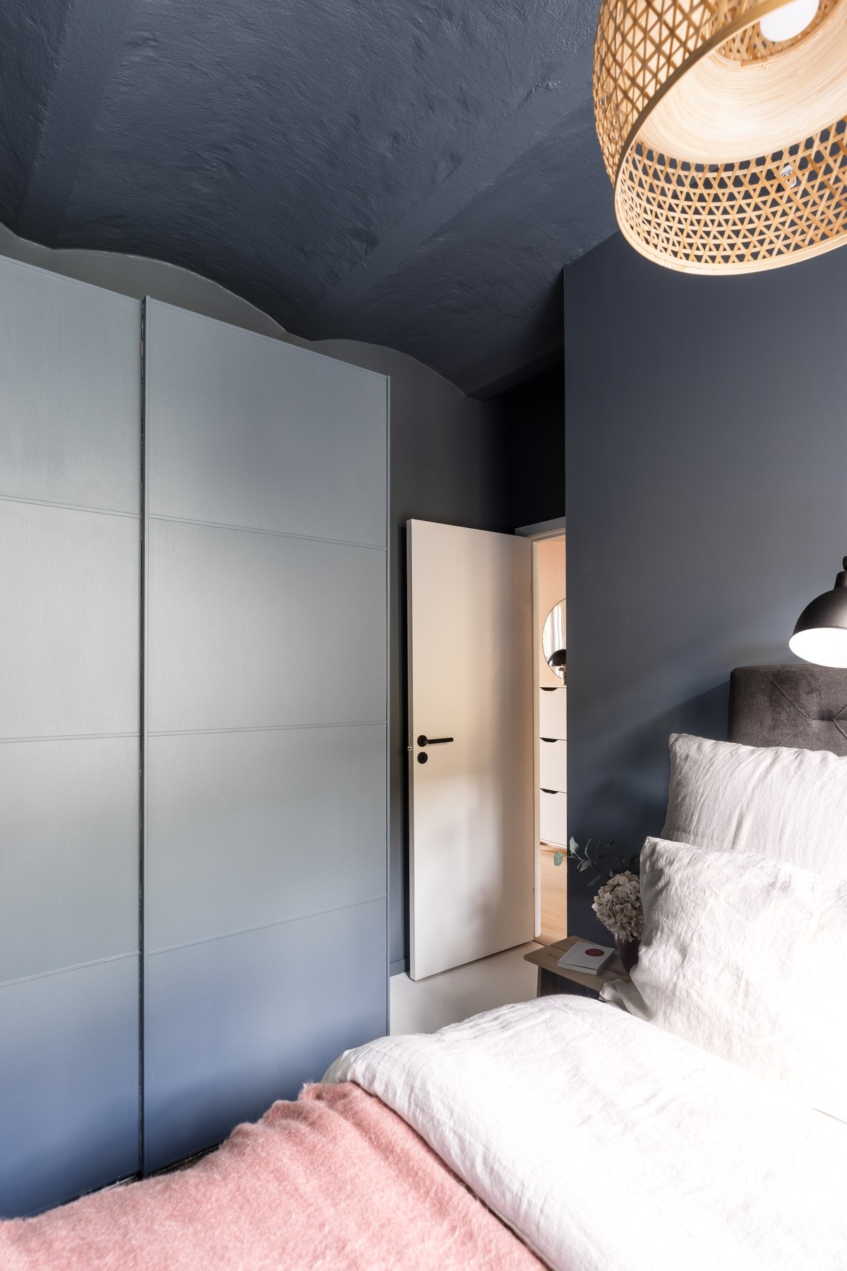 Her har du plass til stor dobbeltseng, nattbord og annet ønskelig møblement. Galleribilde