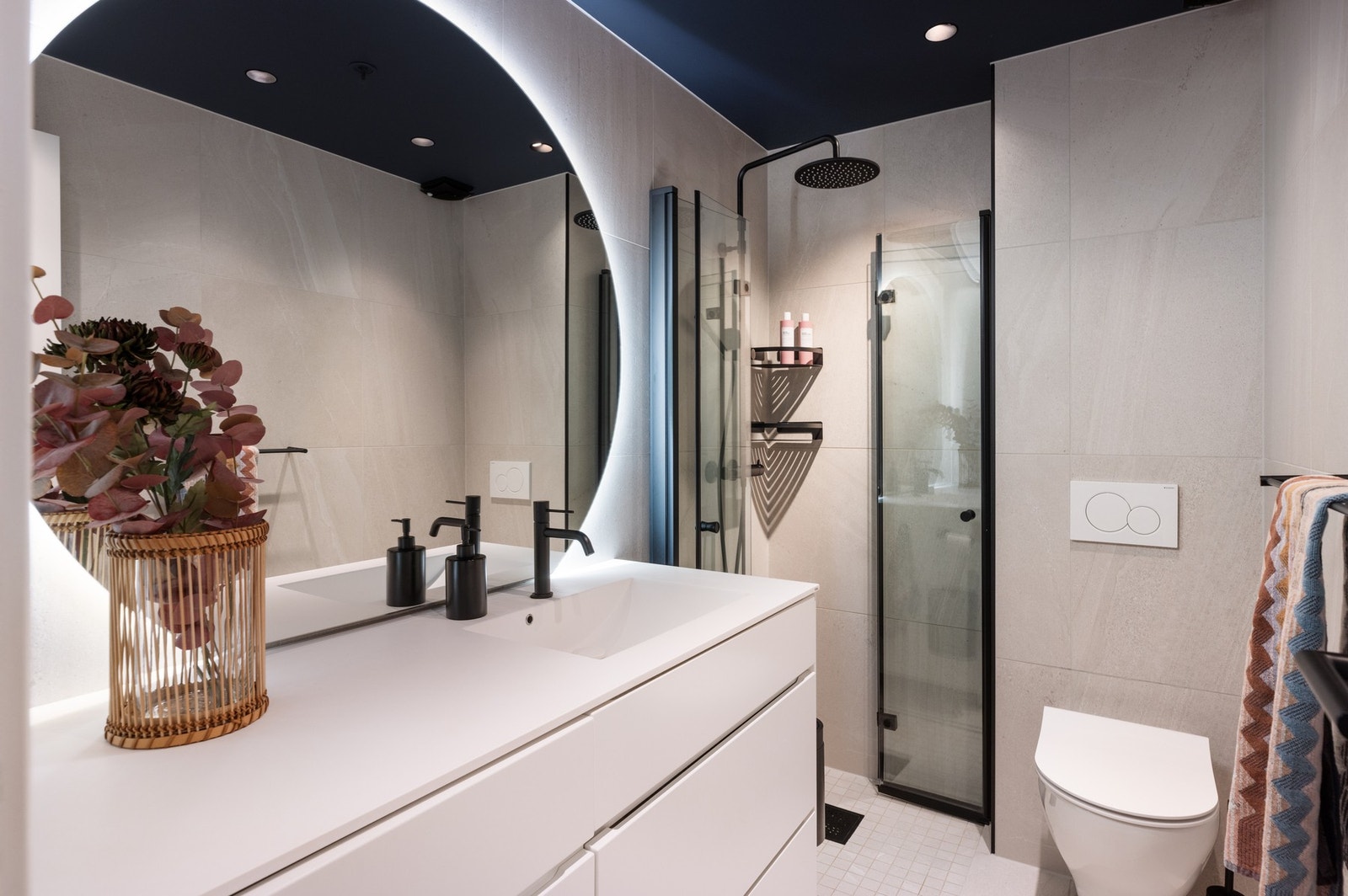 Lekkert flislagt bad fra 2022 med elektrisk gulvvarme og opplegg for vaskemaskin. Galleribilde