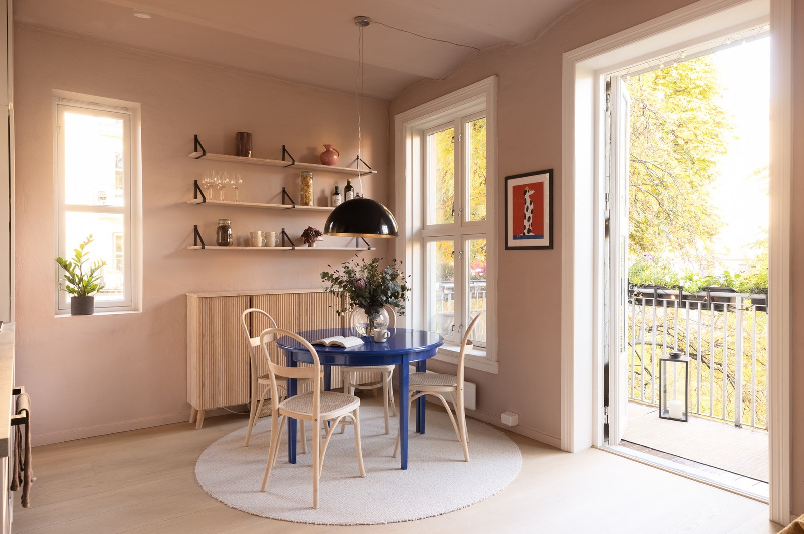 Leiligheten ligger i byggets andre etasje med store vindusflater som slipper inn rikelig med dagslys. Galleribilde