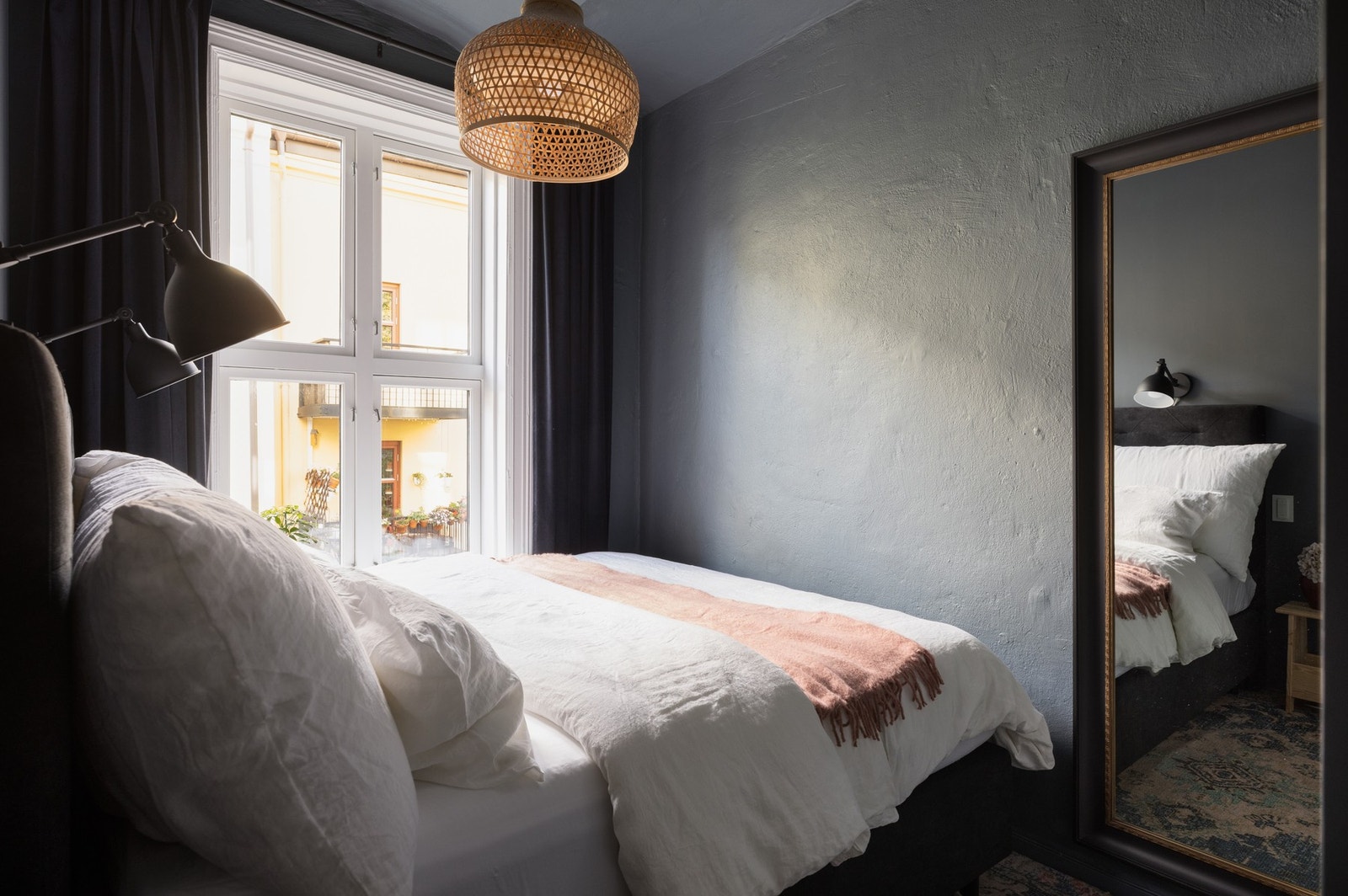 Soverommet ligger inn mot felles gårdsrom, så her bor man meget skjermet. Galleribilde