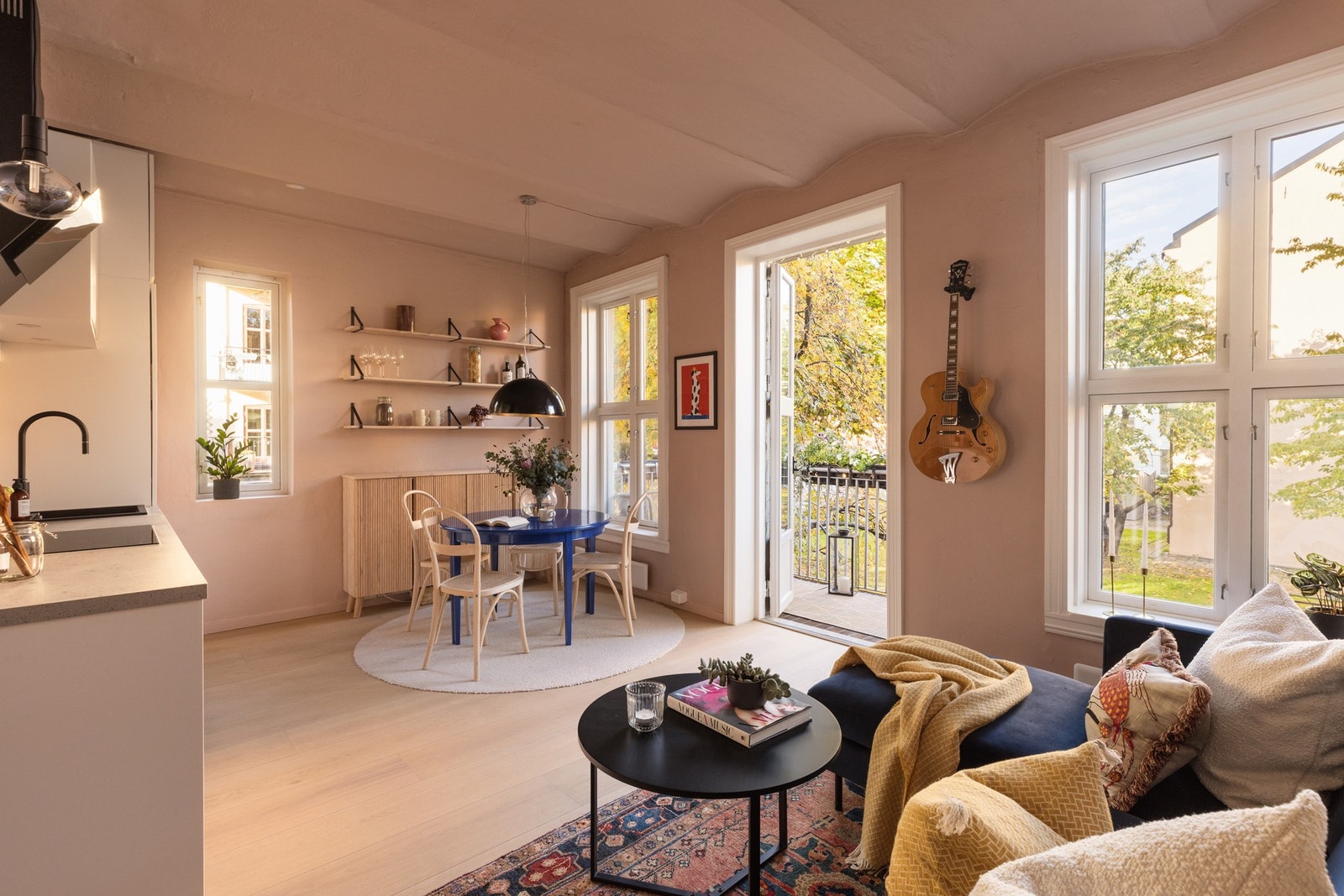 Stor, åpen stue som enkelt lar seg møblere med sofamøblement og spiseplass. Galleribilde