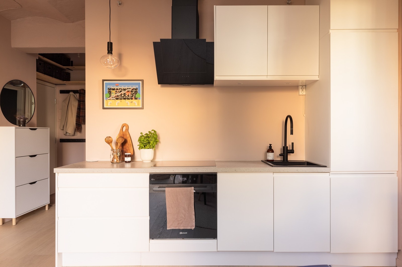 Det er integrert induksjonstopp og stekeovn fra 2022, Bosch oppvaskmaskin fra 2025 og kjøl-/fryseskap. Det er montert komfyrvakt, ny ventilator og automatisk vannstopper i 2022. Galleribilde