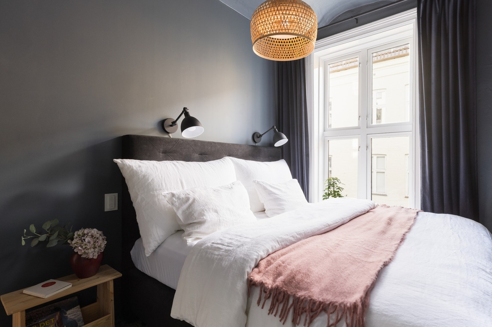 Leiligheten har et flott hovedsoverom med rikelig lagringsplass i garderobeskap. Galleribilde