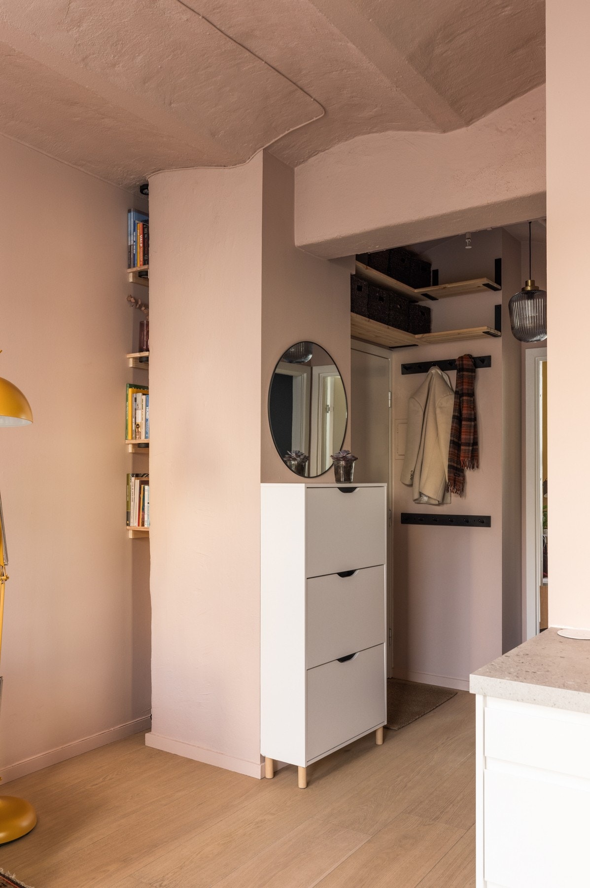 Fin entré/gang med plass til garderobeløsning for praktisk oppbevaring av yttertøy og sko. Galleribilde