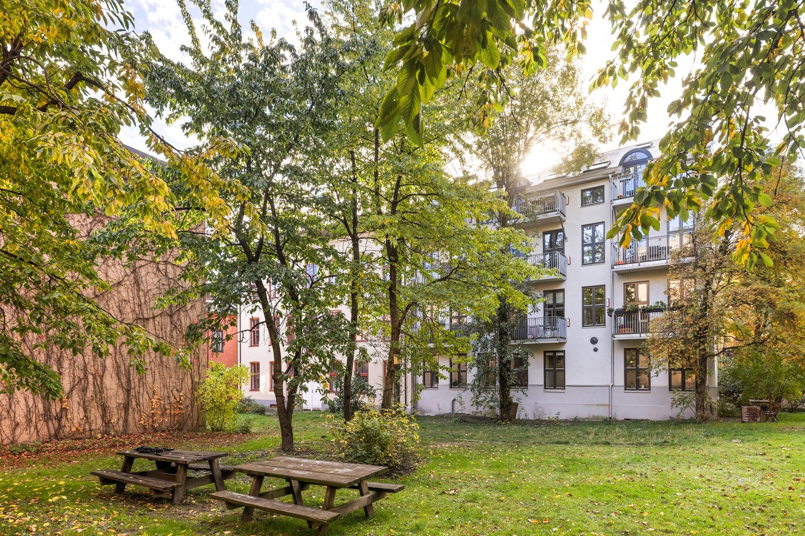 Borettslaget har en idyllisk bakgård som er meget pent opparbeidet med sitte plasser og frodig beplantning. Galleribilde